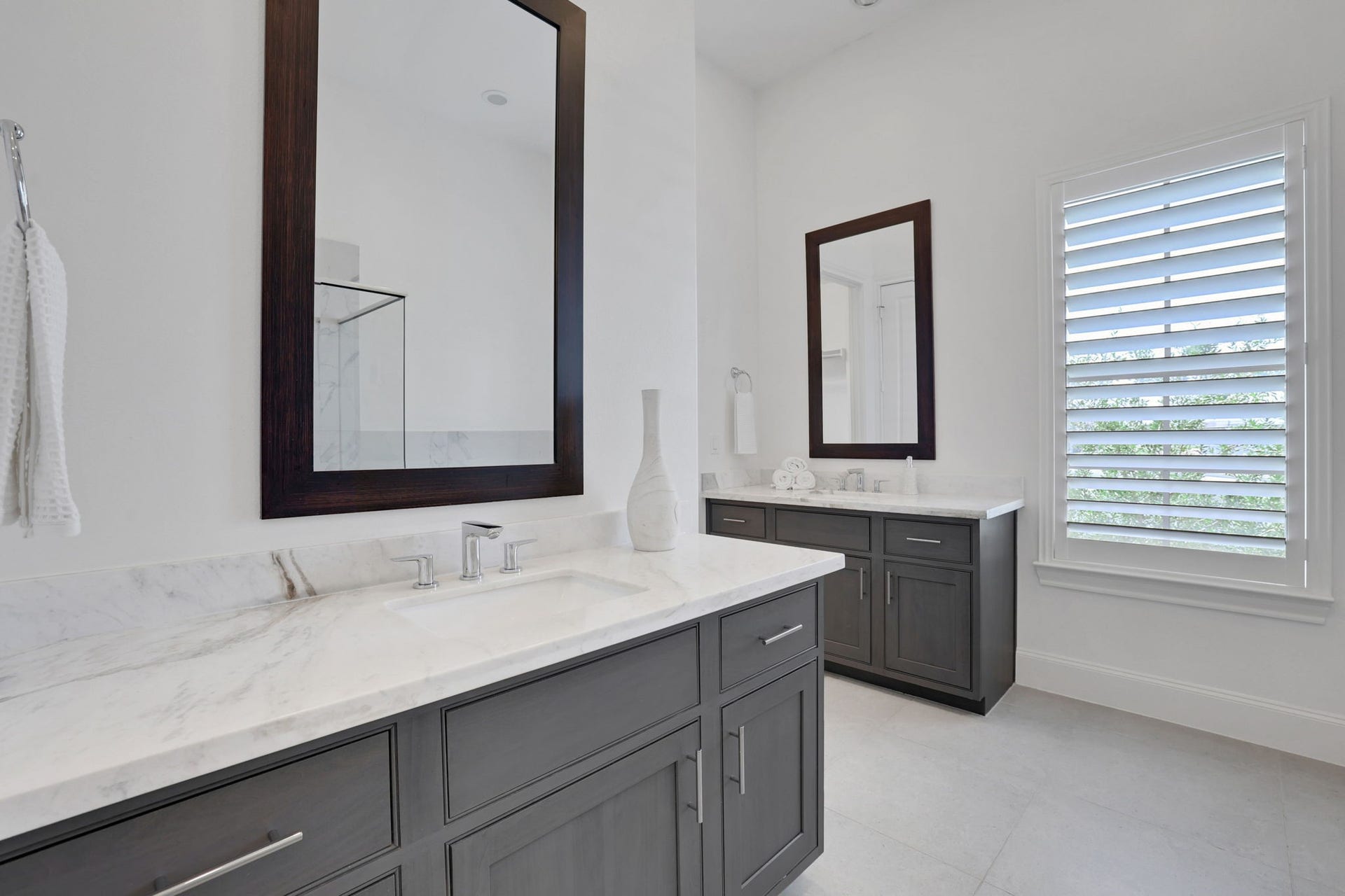 4045 Leeland Street, Houston, TX 77023 This primary bathroom is stunning with quartz countertops and dual sinks!
