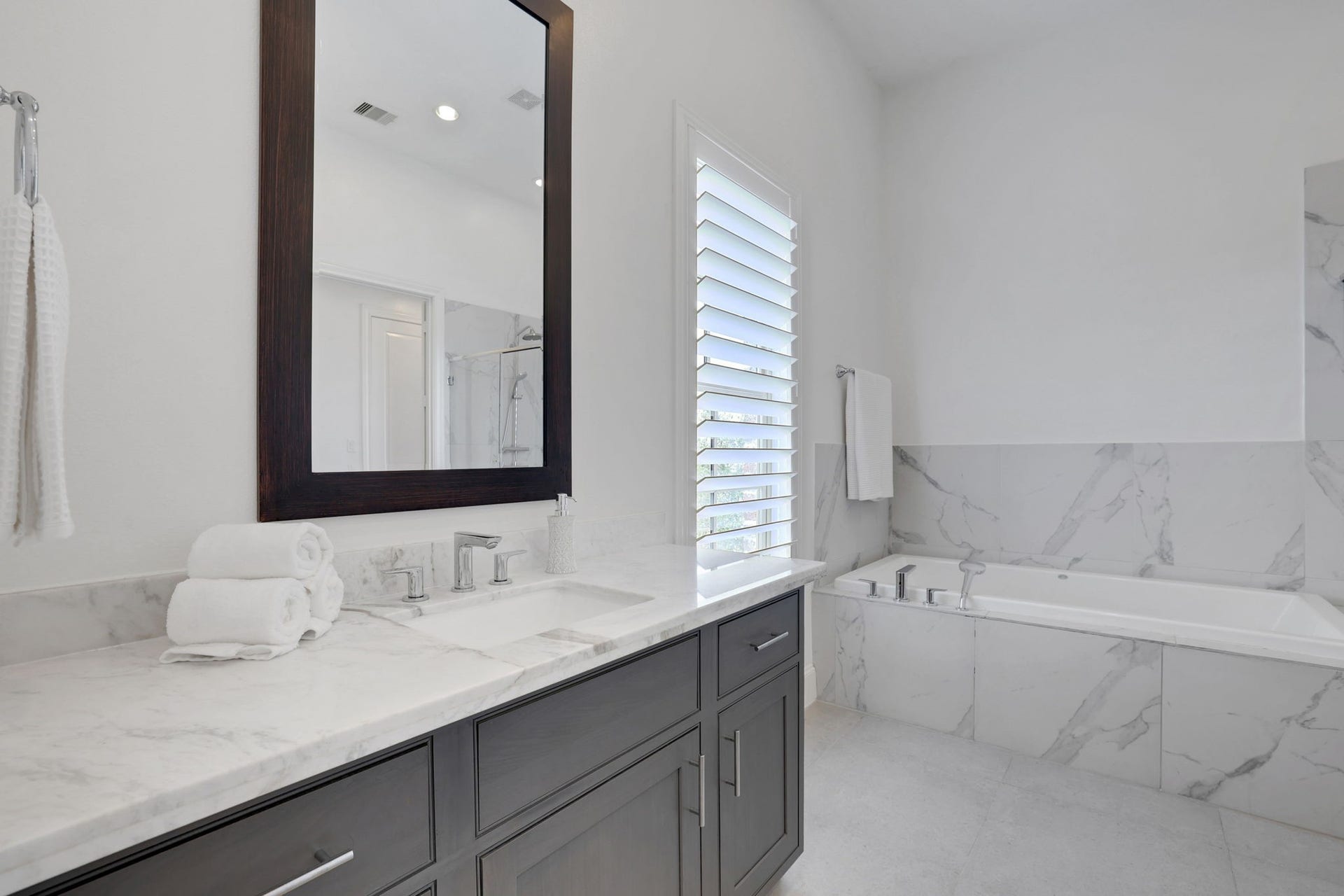 4045 Leeland Street, Houston, TX 77023 The large soaking tub is perfect after a long day at work!