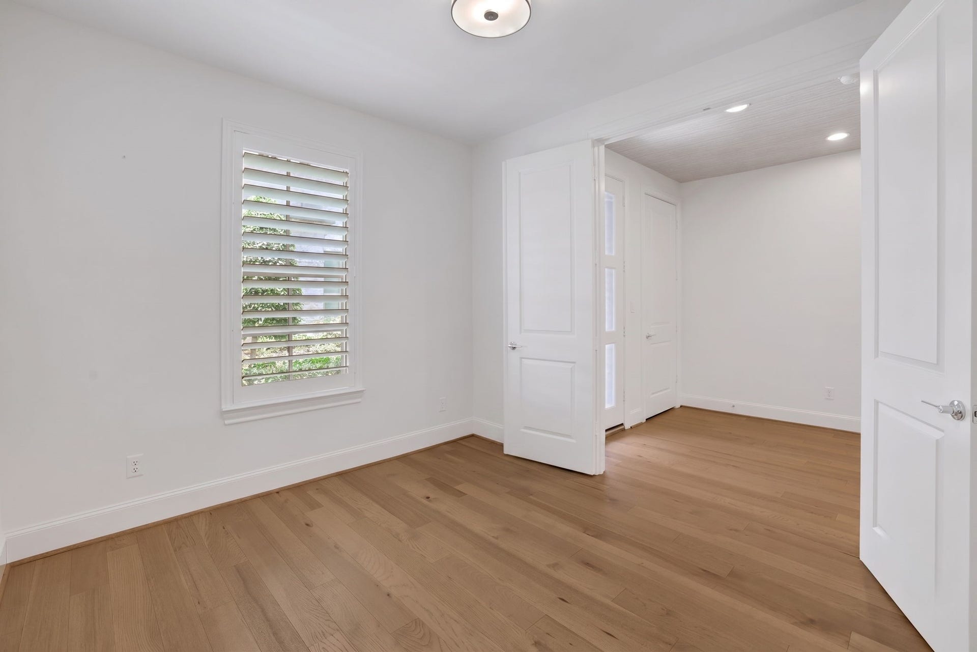 4045 Leeland Street, Houston, TX 77023 Bedroom down with ensuite bathroom