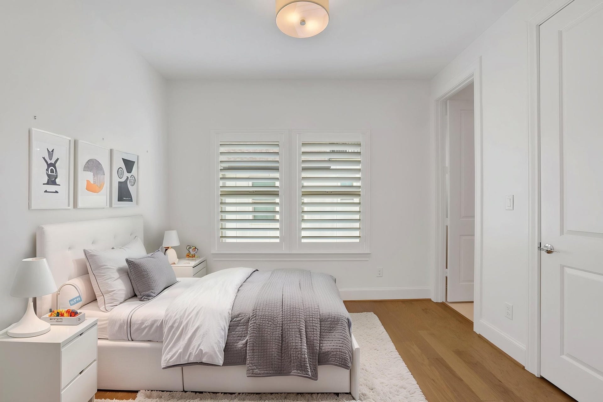 4045 Leeland Street, Houston, TX 77023 The secondary bedroom upstairs has a walk-in closet and ensuite bathroom