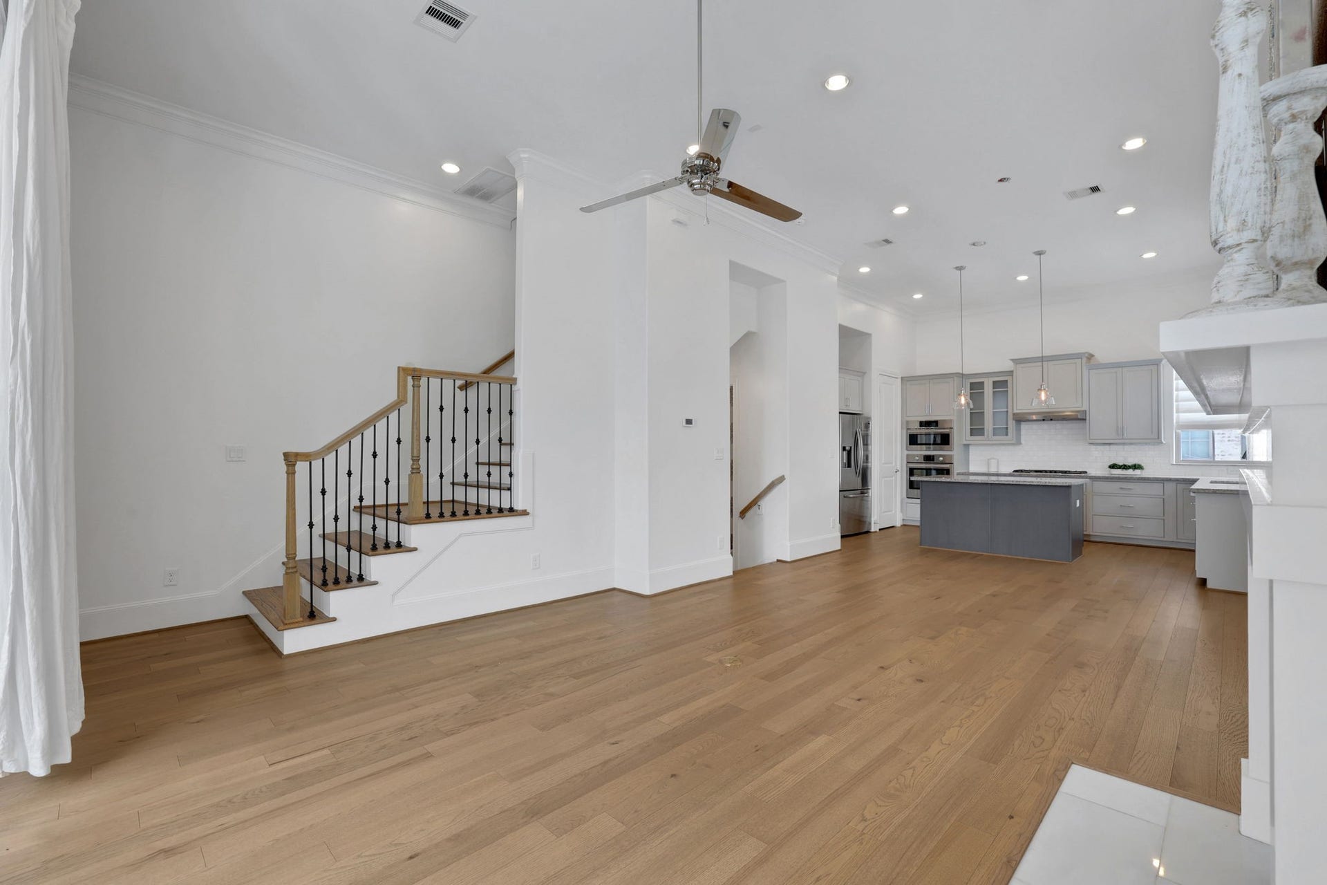 4045 Leeland Street, Houston, TX 77023 Another view of this open concept living space