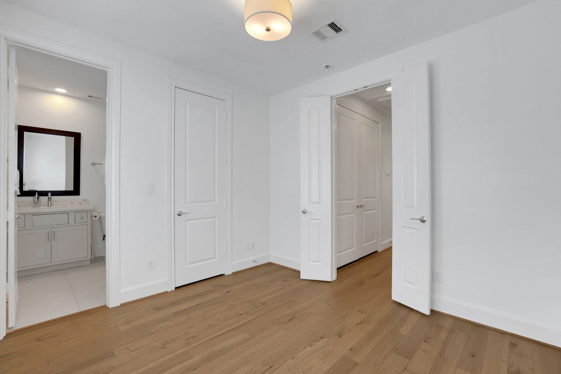 4045 Leeland Street, Houston, TX 77023 secondary bedroom