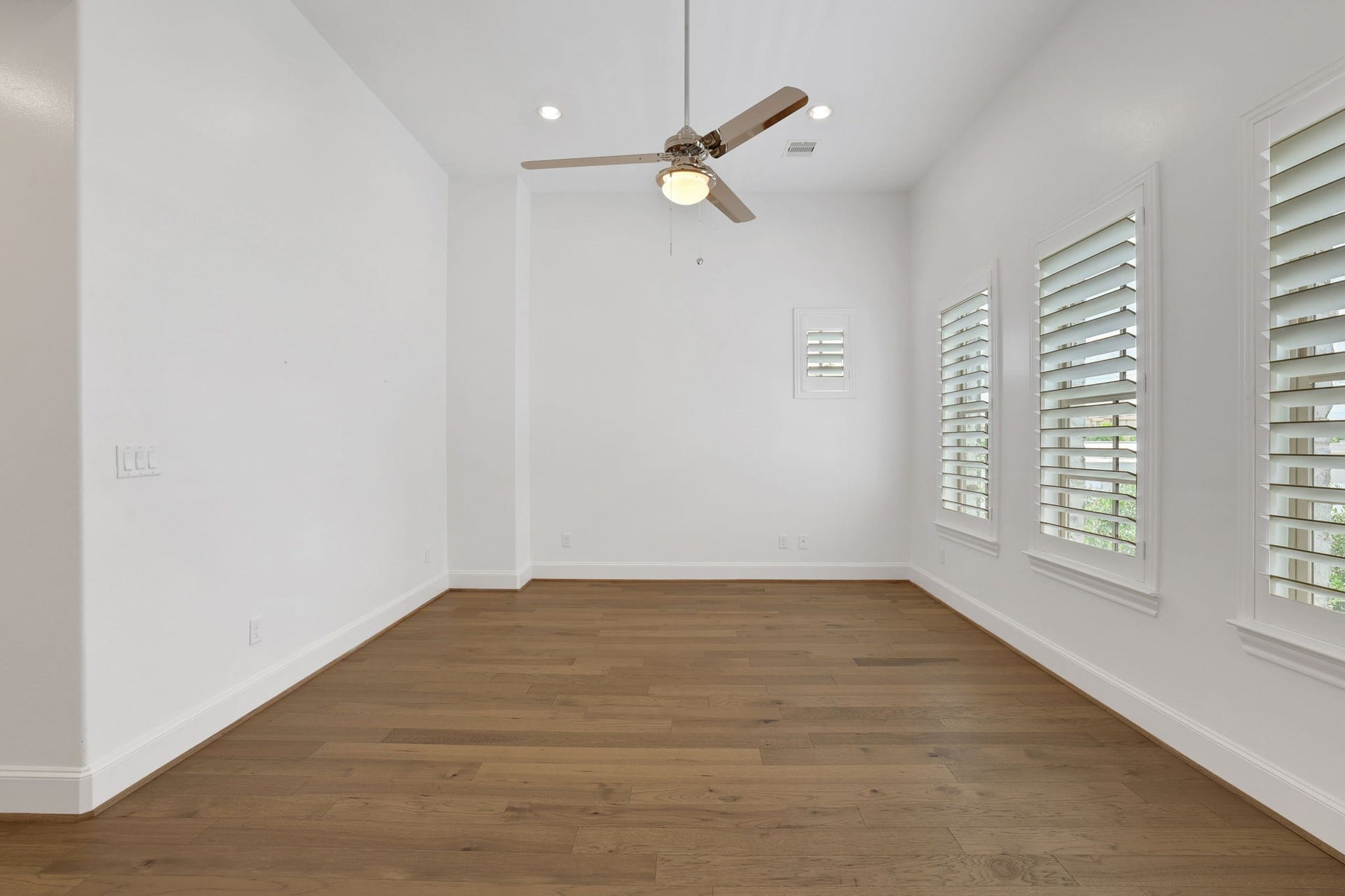 4045 Leeland Street, Houston, TX 77023 Primary bedroom