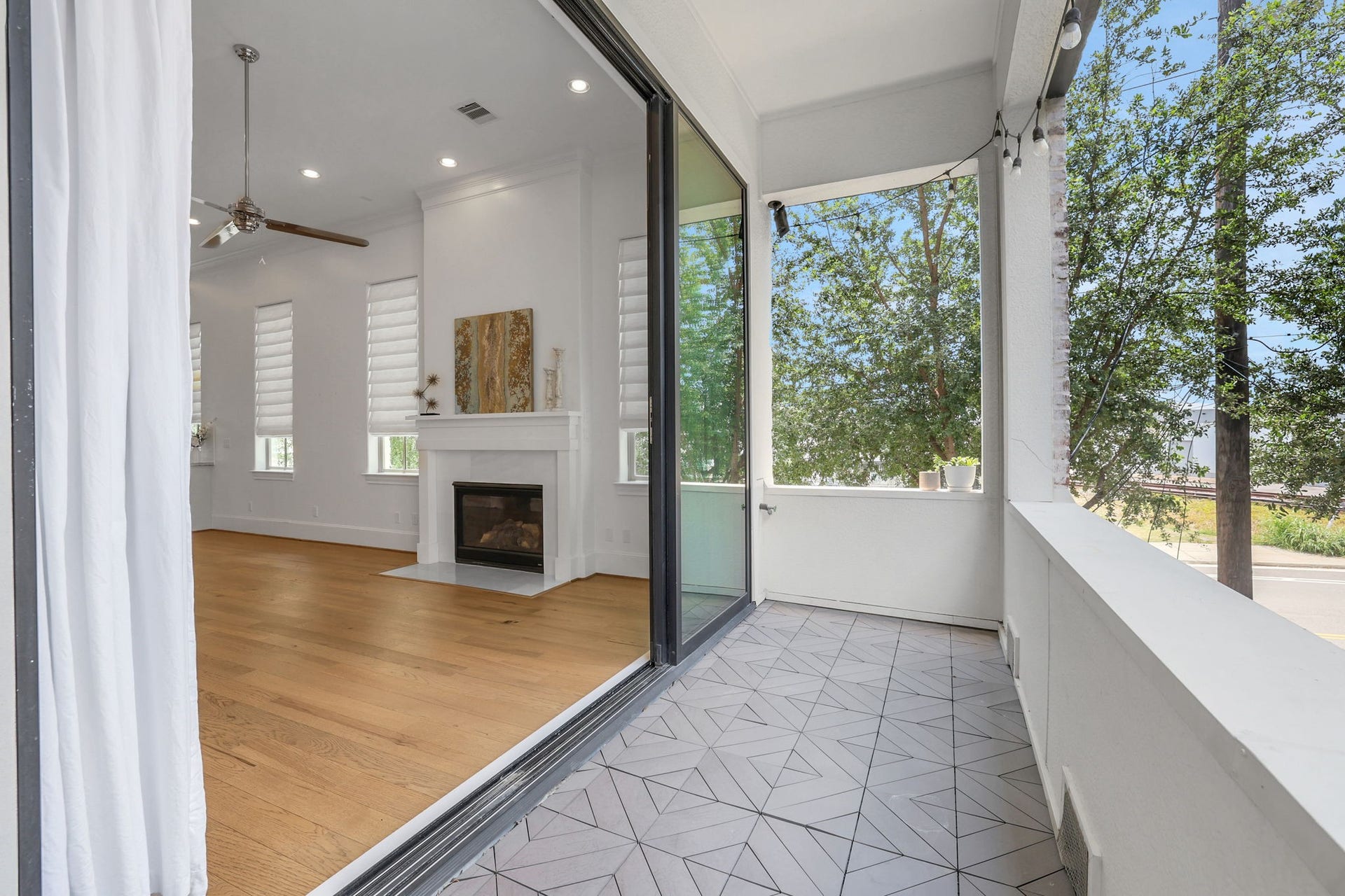 4045 Leeland Street, Houston, TX 77023 Check out this spacious balcony.