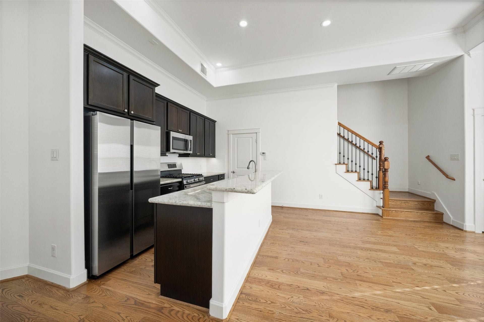 904 W 20th Street, #A, Houston, TX 77008 Fresh new designer paint scheme throughout.
