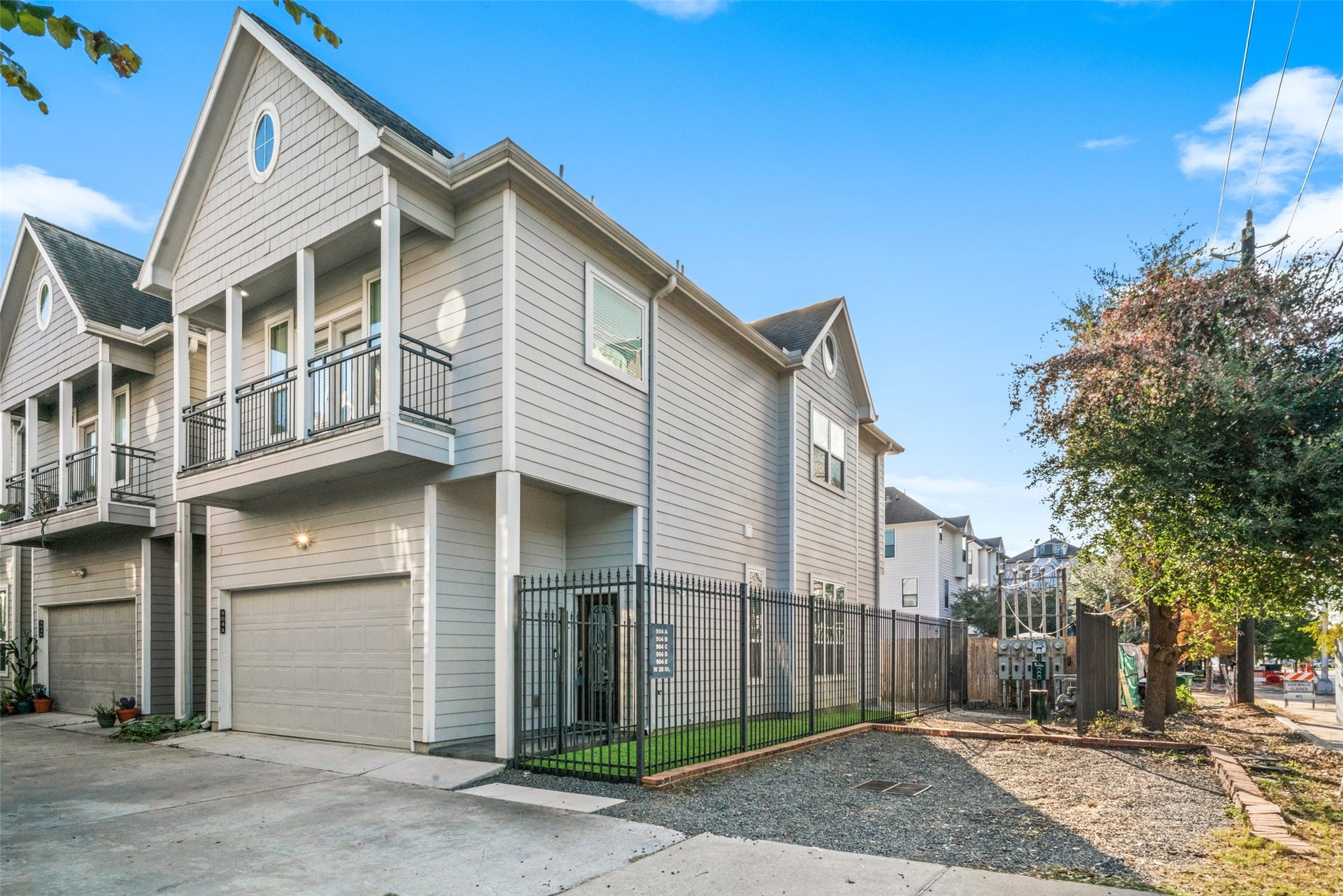 904 W 20th Street, #A, Houston, TX 77008 Convenient guest parking located next to your unit!