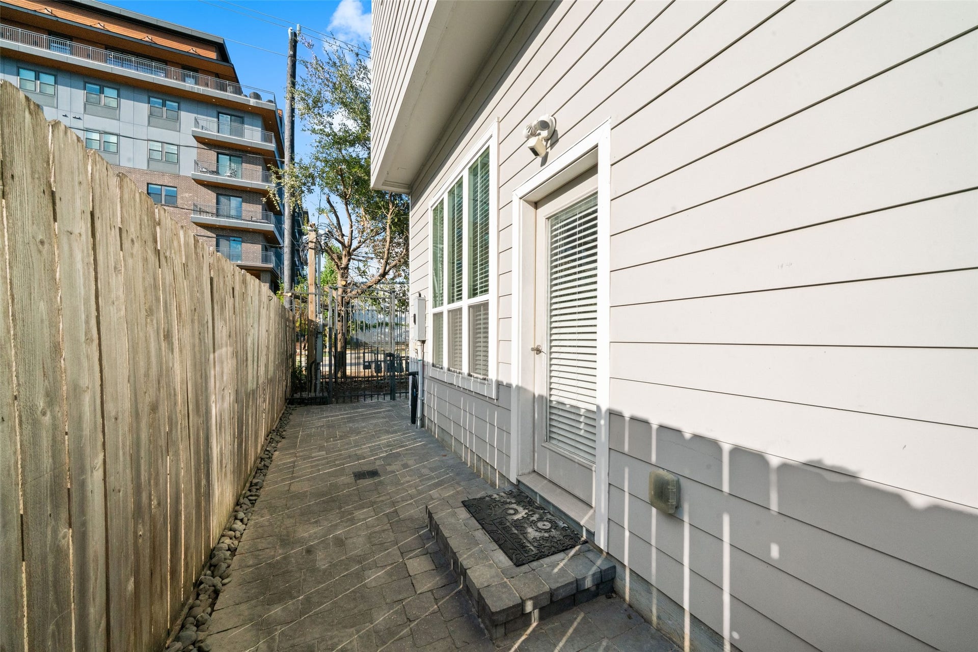 904 W 20th Street, #A, Houston, TX 77008 Here is your fenced in back patio, the perfect size for a table and chairs for an evening wind-down or morning coffee.