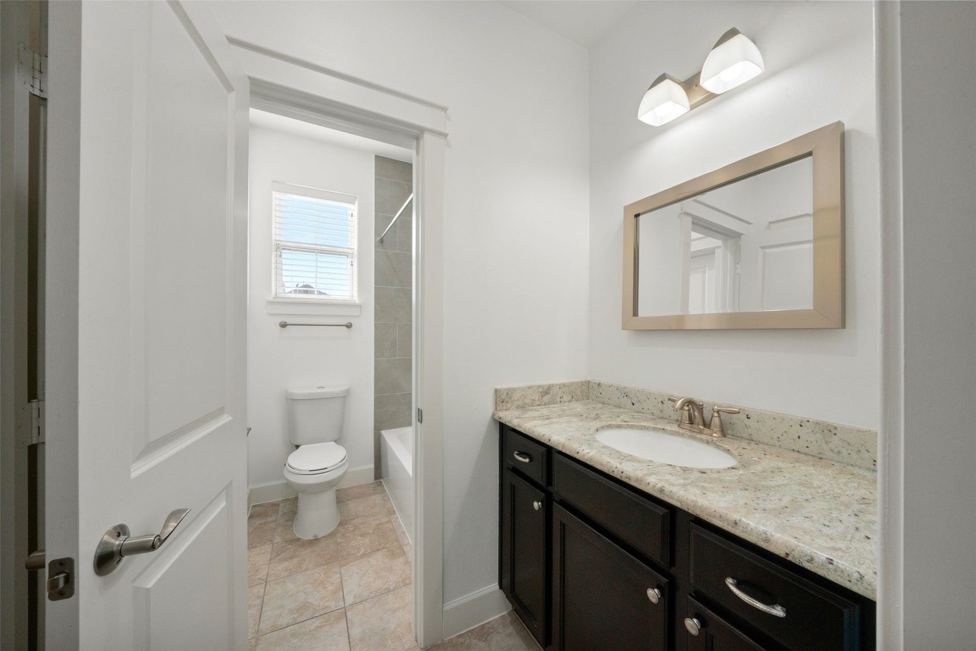 904 W 20th Street, #A, Houston, TX 77008 Both secondary bedrooms share this Jack and Jill bathroom! This sink vanity area and closet belong to bedroom 2.