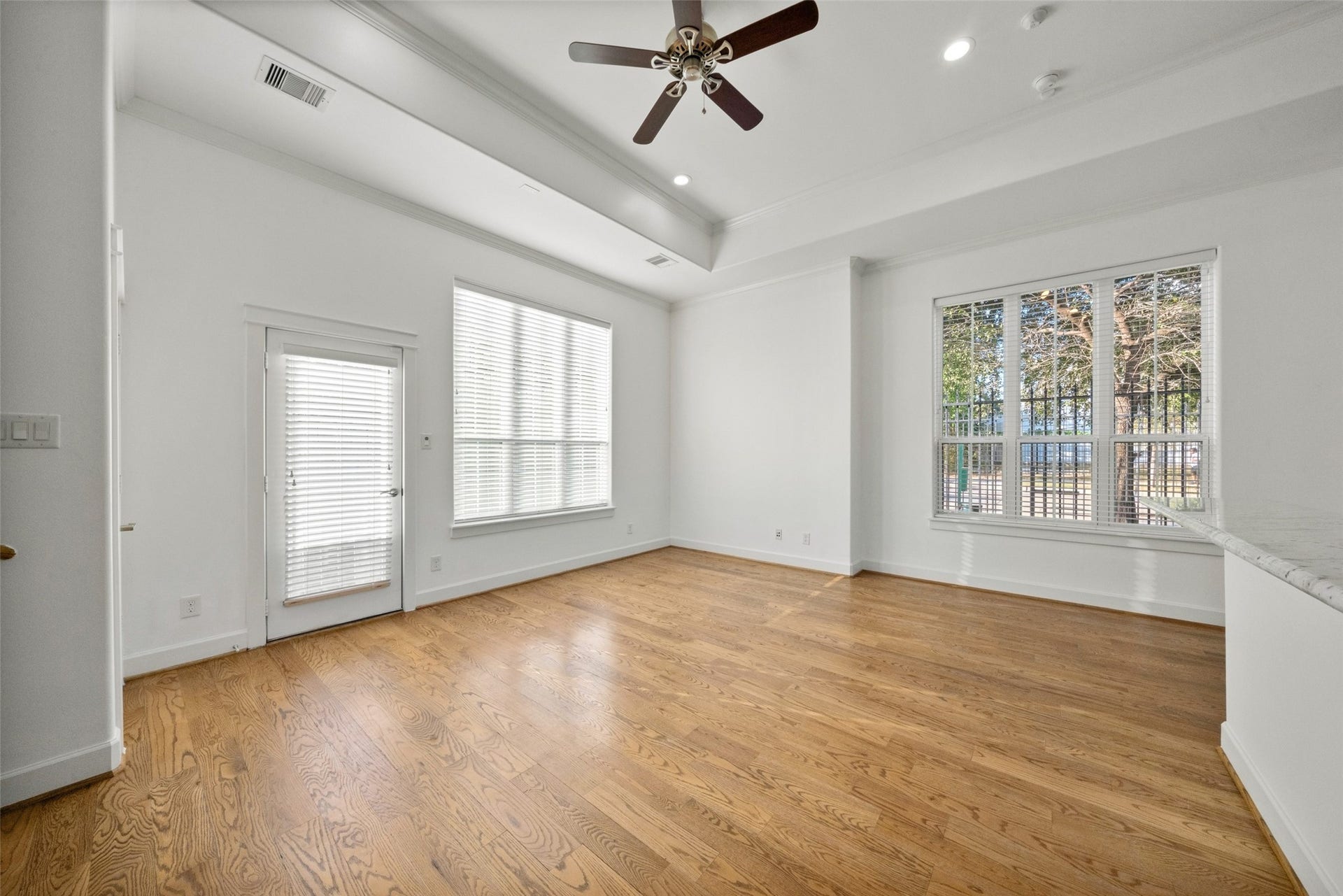 904 W 20th Street, #A, Houston, TX 77008 This space is ideal for modern living and entertaining! This bright, open-concept living space features large windows allowing for ample natural light.