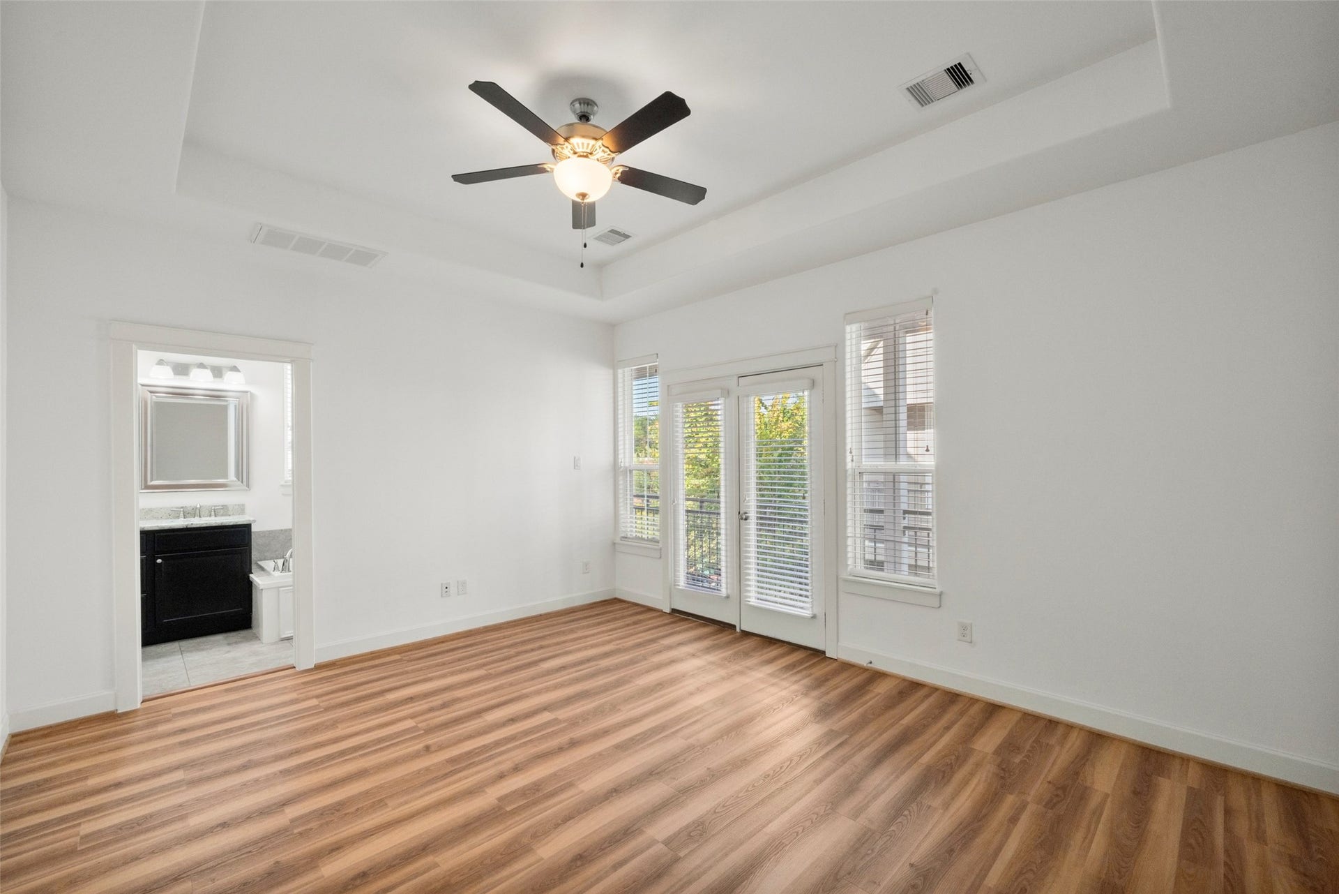 904 W 20th Street, #A, Houston, TX 77008 Step into your primary suite located on the second floor. This room features new luxury vinyl plank flooring, a tray ceiling, ensuite bath, as well as a large walk-in closet.