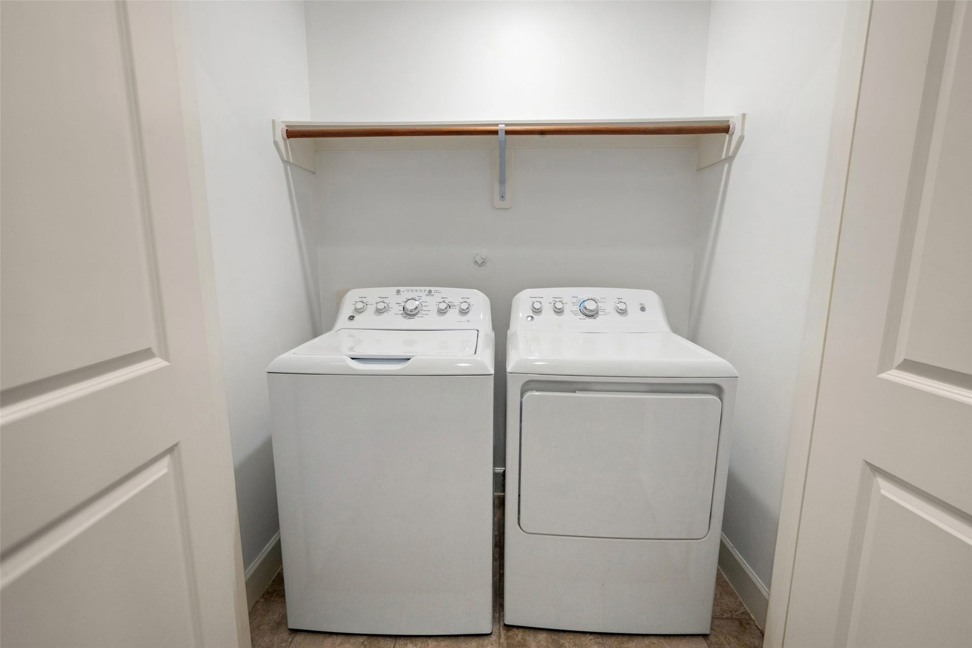 904 W 20th Street, #A, Houston, TX 77008 Your utility room is conveniently located on the second floor with full-sized washer and dryer.
