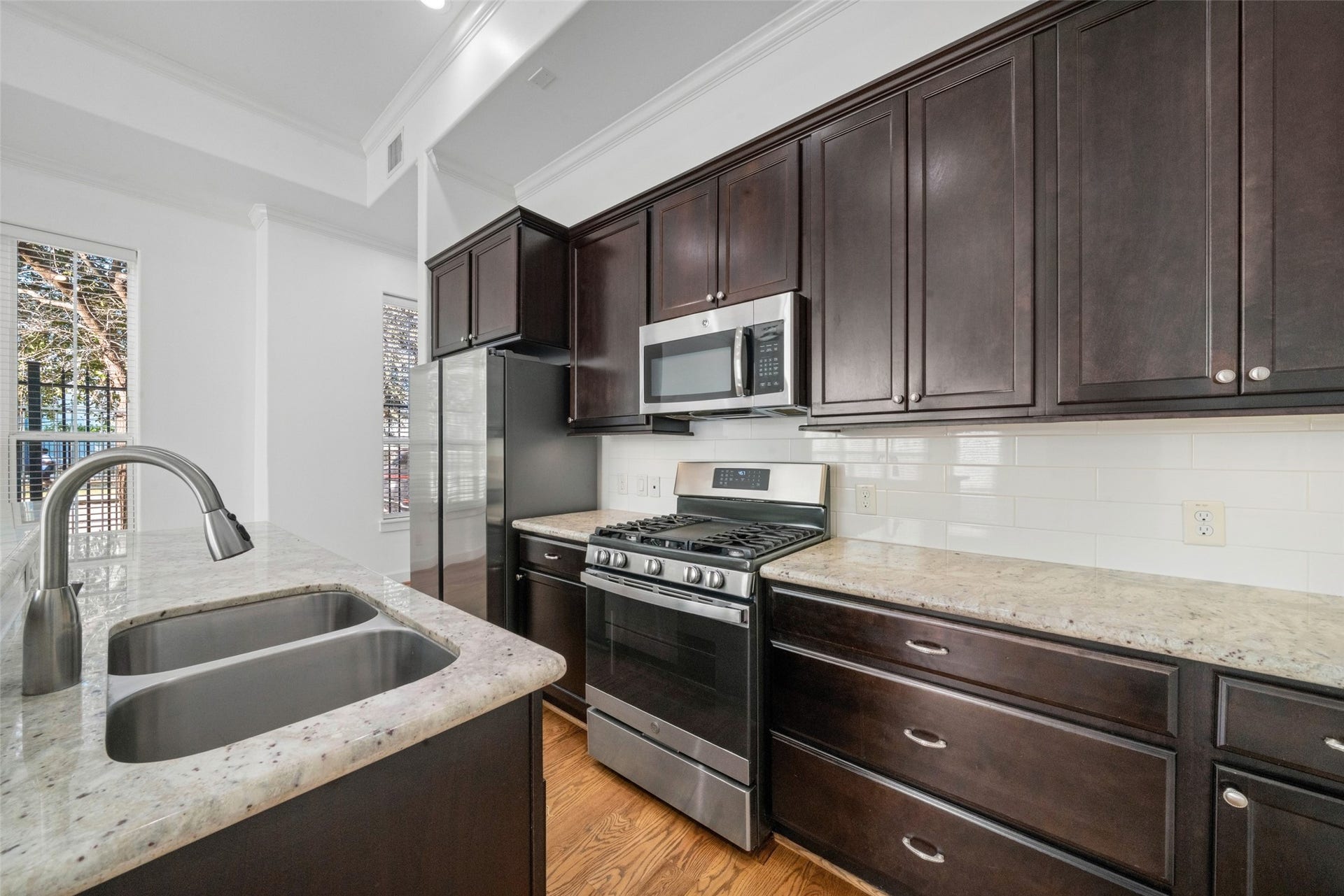 904 W 20th Street, #A, Houston, TX 77008 A better look at your kitchen!