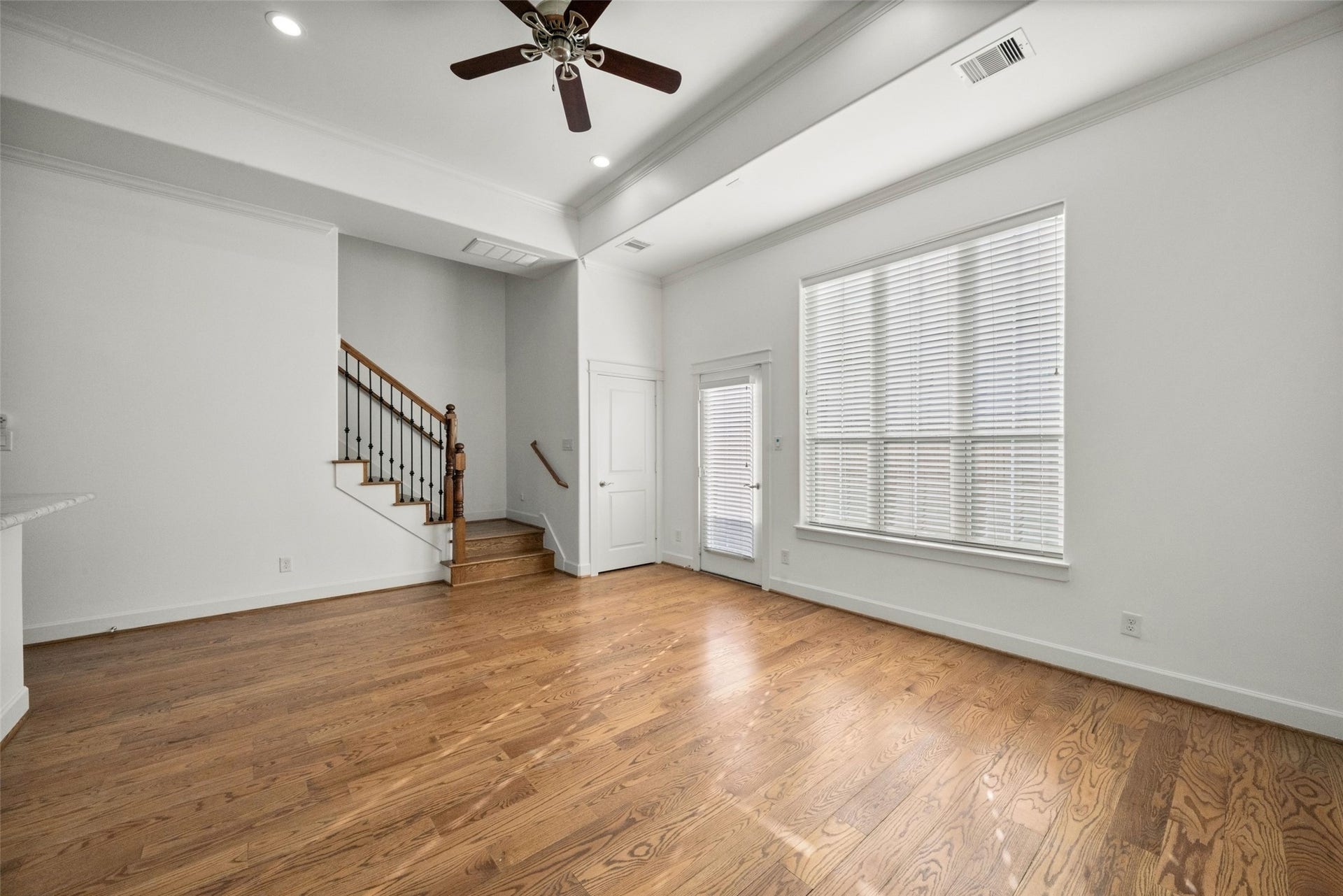 904 W 20th Street, #A, Houston, TX 77008 Updated recessed lighting throughout!