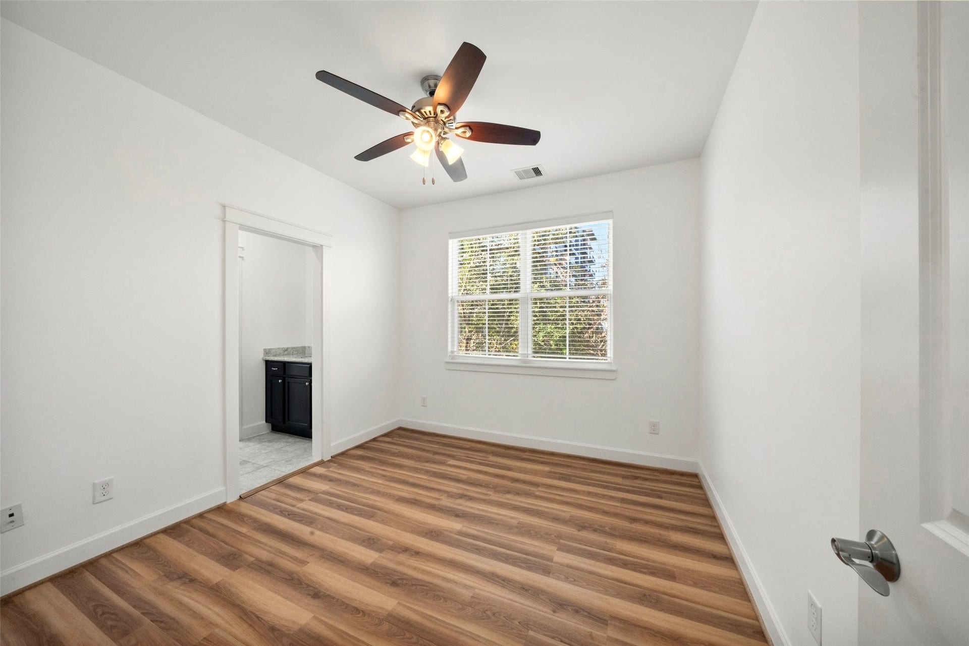 904 W 20th Street, #A, Houston, TX 77008 Here is the 2nd of your 3 bedrooms also located on the second floor with access to a Jack and Jill bath, and equipped with new luxury vinyl plank flooring.