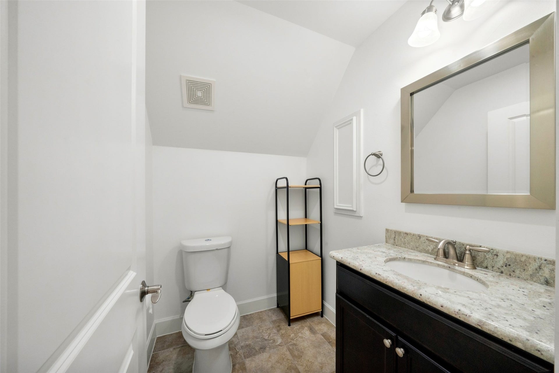 904 W 20th Street, #A, Houston, TX 77008 Your half bath located on the third floor.