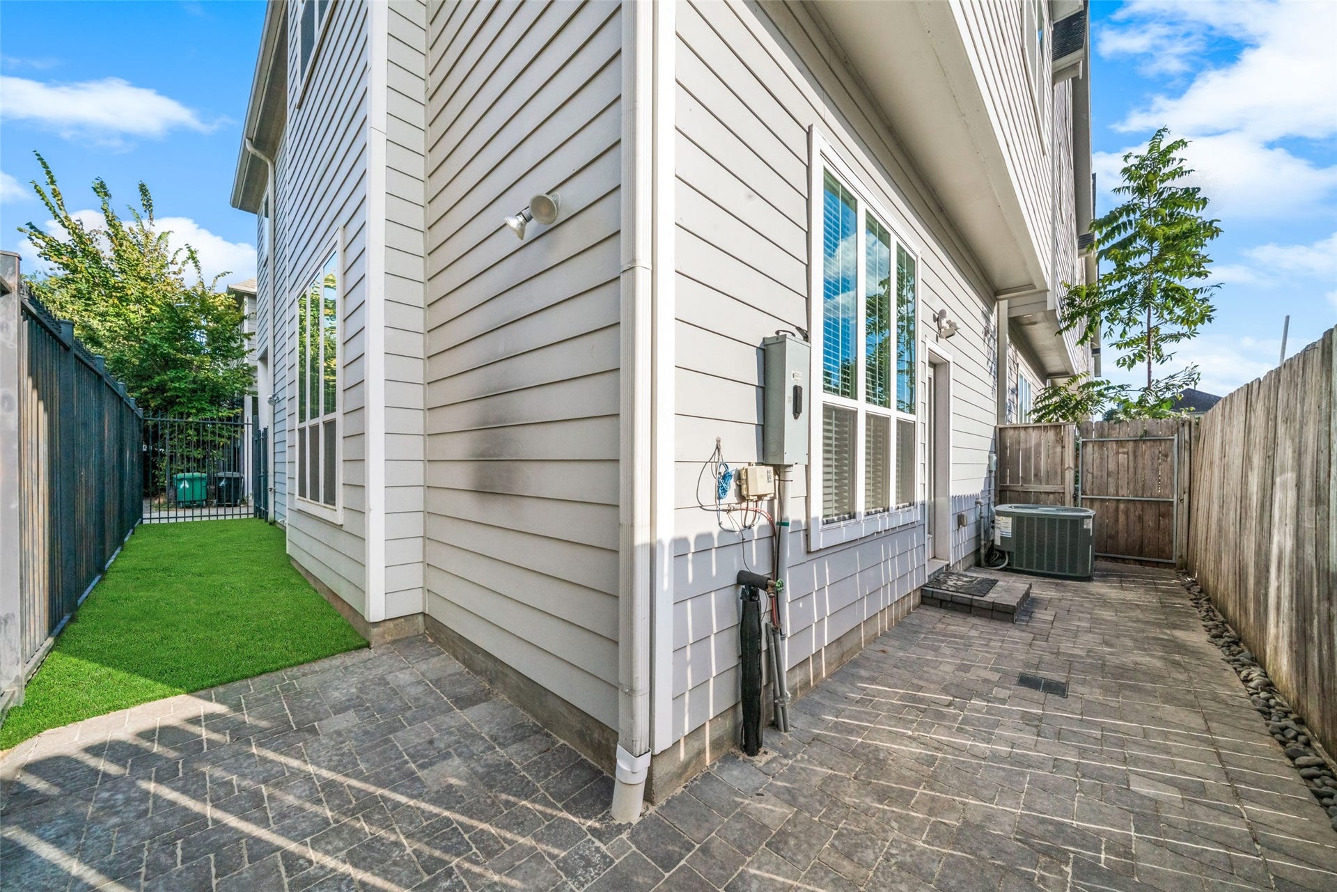 904 W 20th Street, #A, Houston, TX 77008 Another view of the patio area and your newly installed turfed side yard!