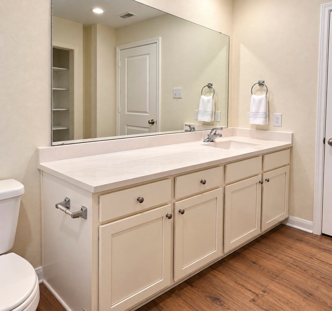 8202 Blooming Meadow Lane, Houston, TX 77016 Secondary Bathroom
