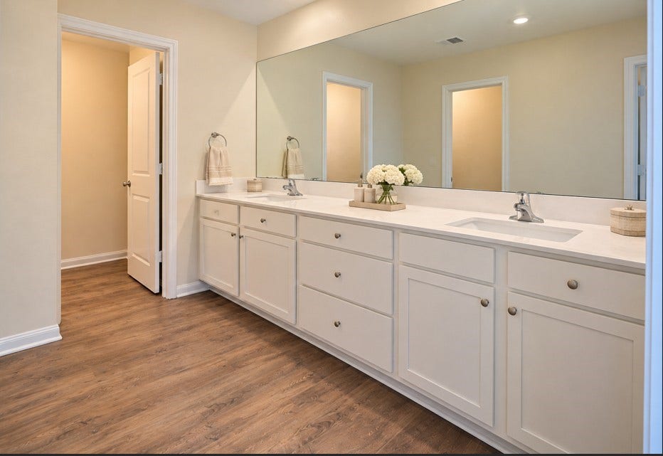 8202 Blooming Meadow Lane, Houston, TX 77016 Primary Suite Bathroom