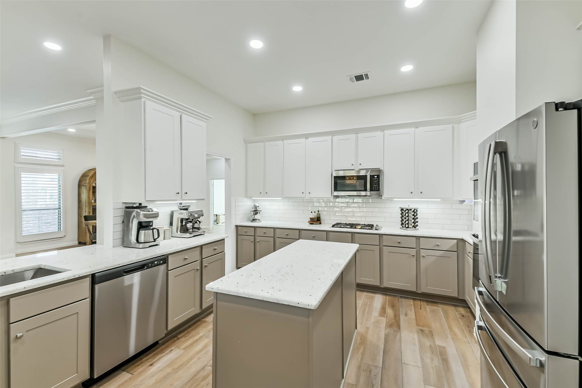 3214 Paseo Circle, Dickinson, TX 77539 3214 Paseo Circle, Dickinson, TX 77539
