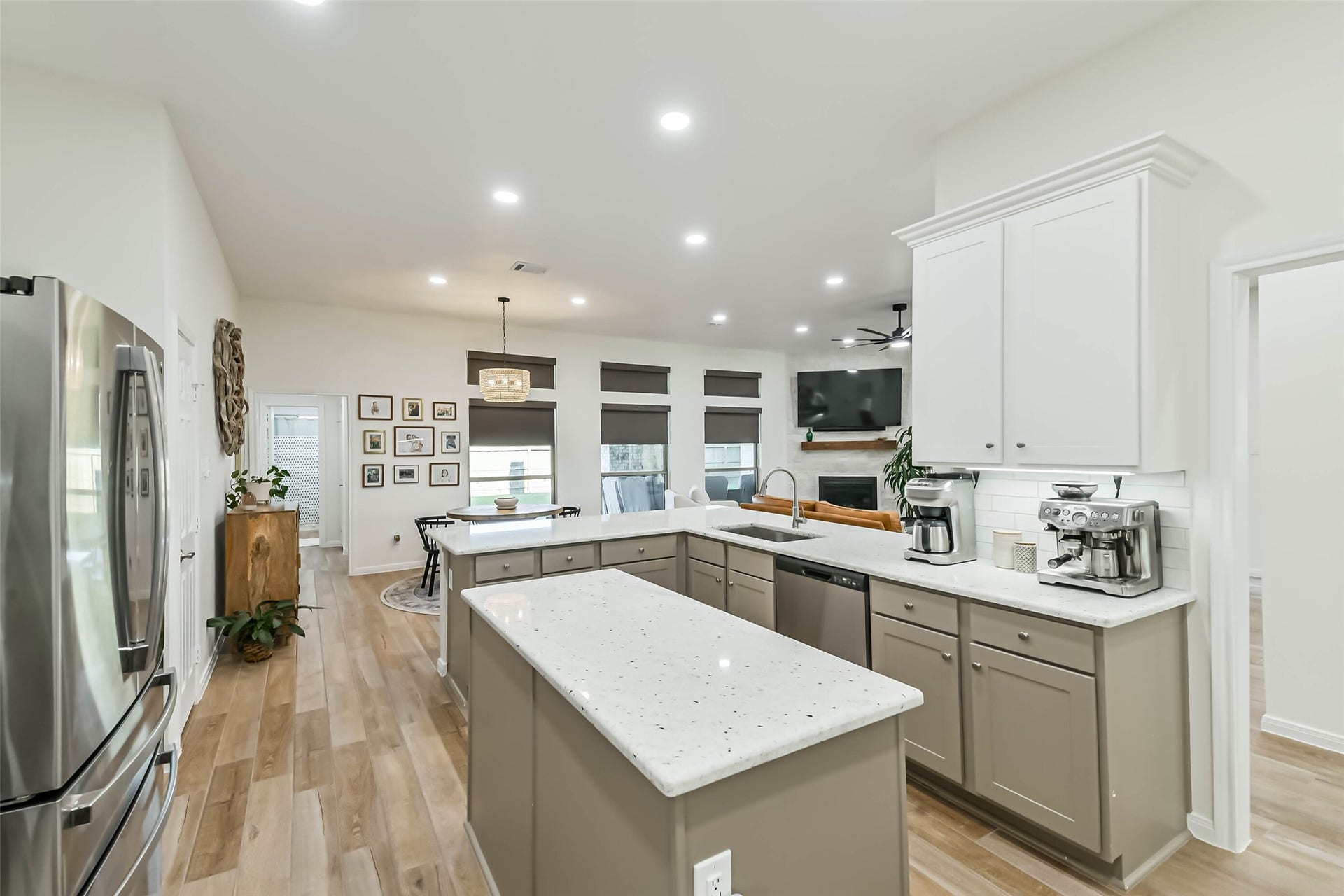 3214 Paseo Circle, Dickinson, TX 77539 3214 Paseo Circle, Dickinson, TX 77539