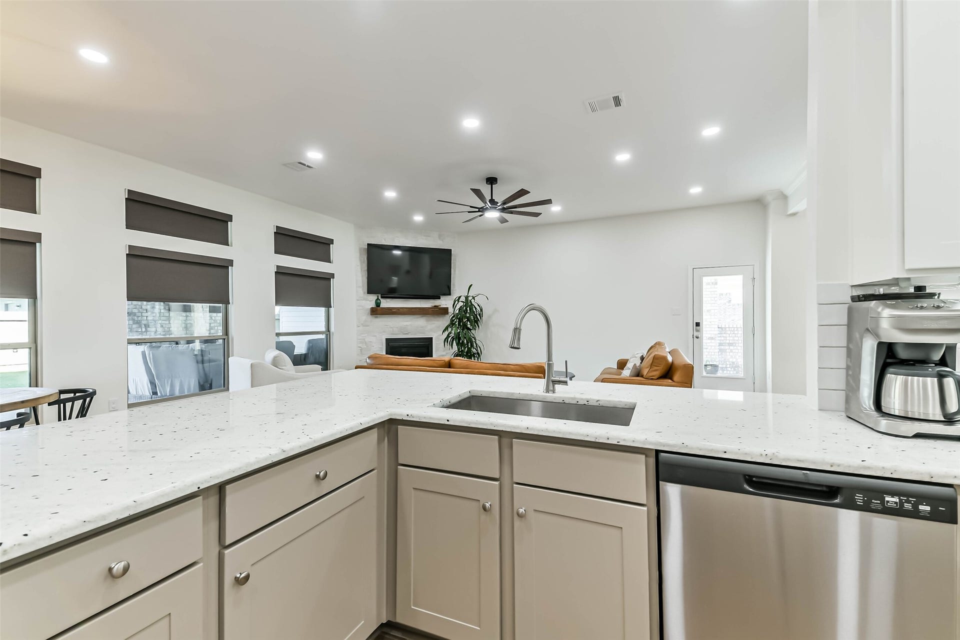 3214 Paseo Circle, Dickinson, TX 77539 3214 Paseo Circle, Dickinson, TX 77539
