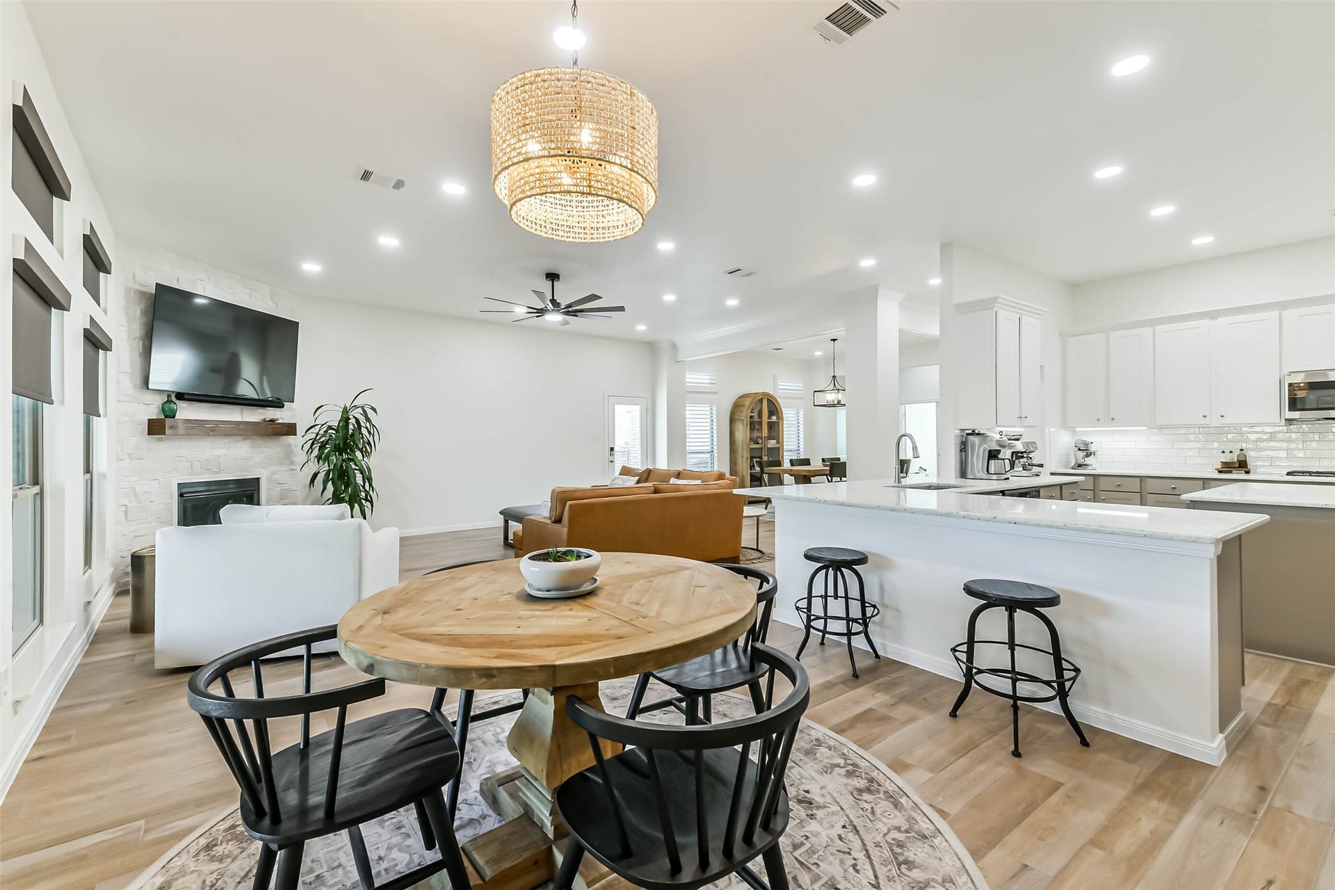 3214 Paseo Circle, Dickinson, TX 77539 3214 Paseo Circle, Dickinson, TX 77539