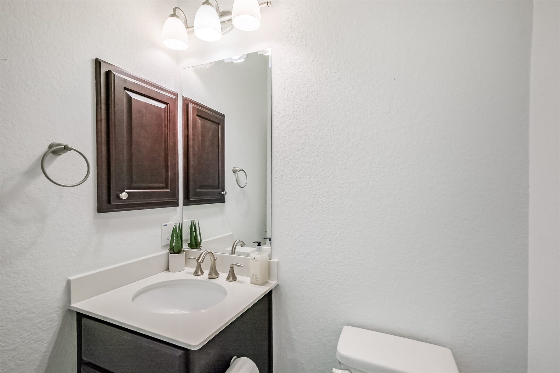 10 Silent Way Drive, Sugar Land, TX 77498 Dedicated half bath for the upstairs game room.