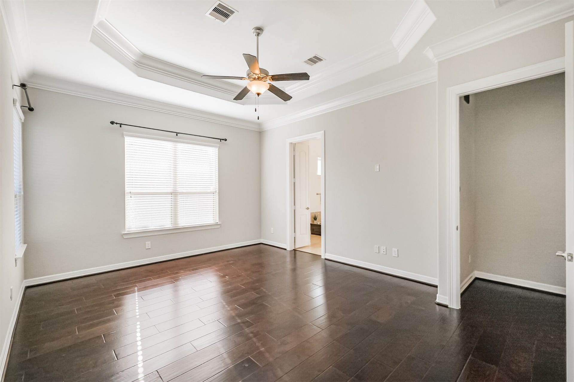 10 Silent Way Drive, Sugar Land, TX 77498 Spacious primary retreat featuring an elegant tray ceiling, crown molding and ceiling fan