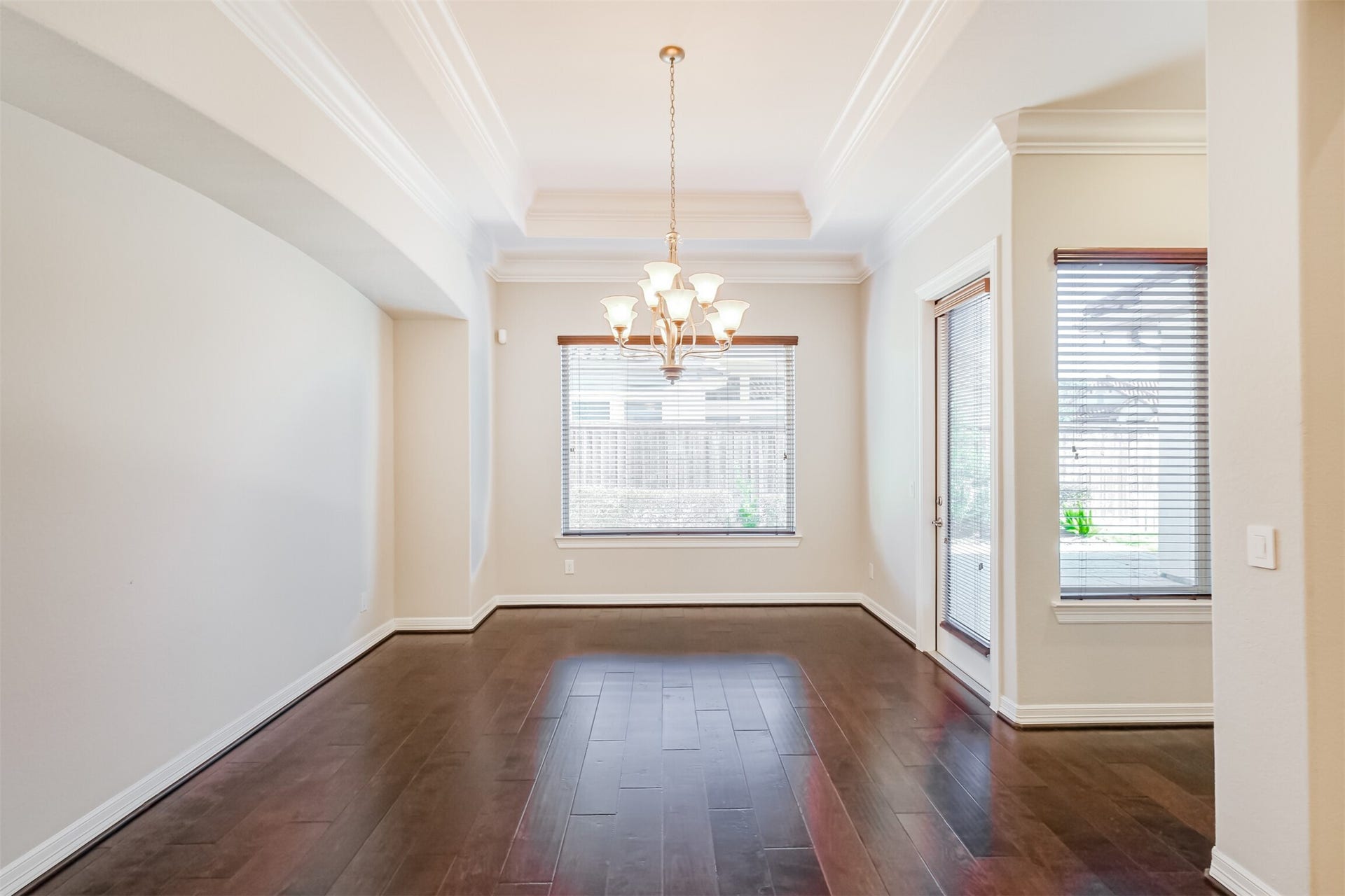 10 Silent Way Drive, Sugar Land, TX 77498 Elegant tray ceiling and architectural niche bring refined flair to this generous dining area.