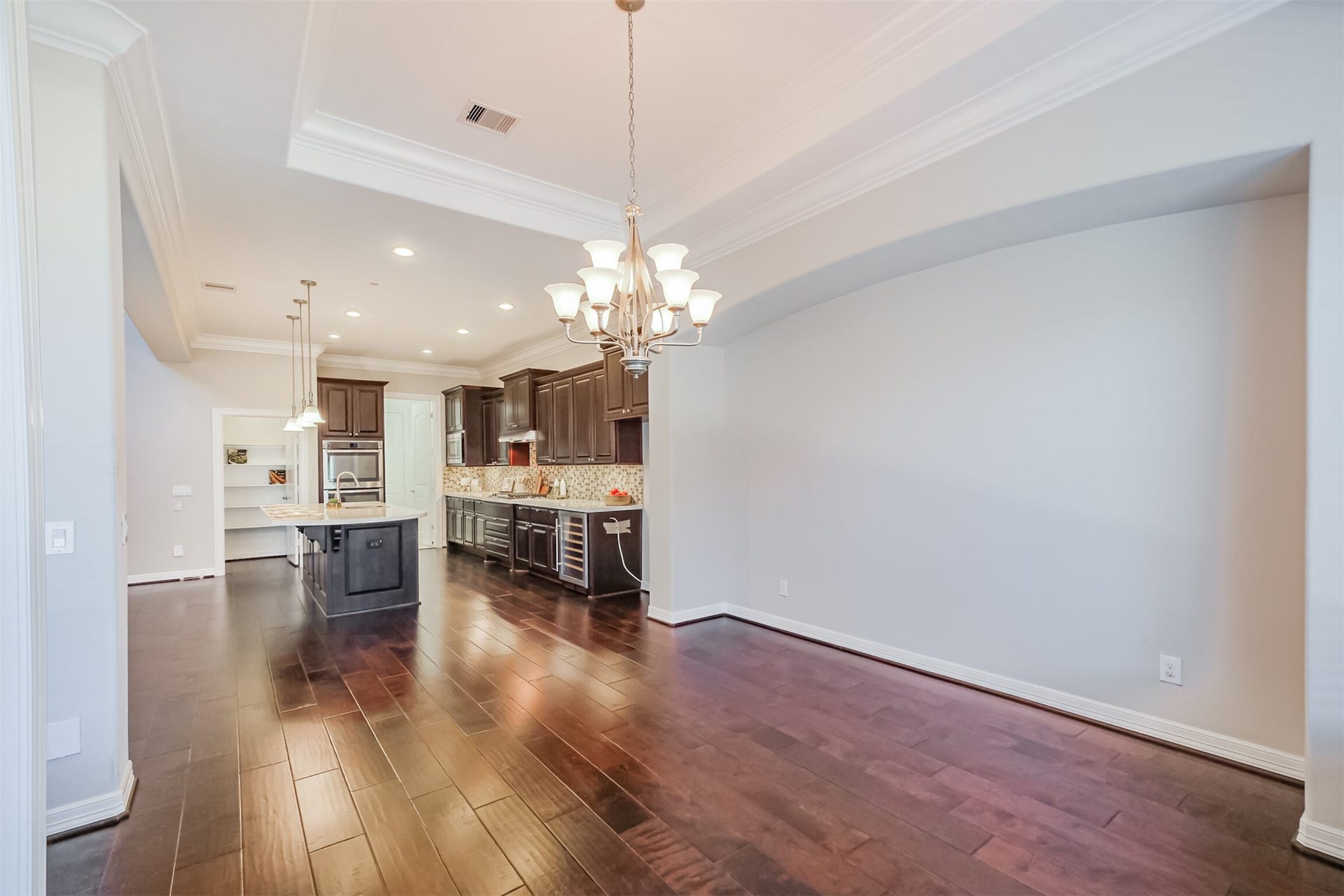 10 Silent Way Drive, Sugar Land, TX 77498 Expansive wall space perfect for adding a buffet or glass display cabinet.