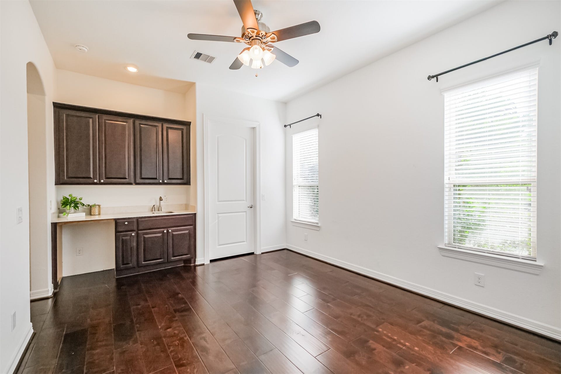 10 Silent Way Drive, Sugar Land, TX 77498 Fantastic flex space with endless possibilities. Guest suite, returning College Student suite, craft room or work from home office space? You decide!