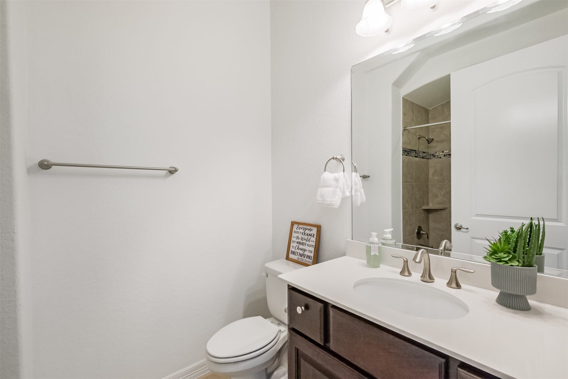10 Silent Way Drive, Sugar Land, TX 77498 Secondary bedroom has ensuite full bathroom.