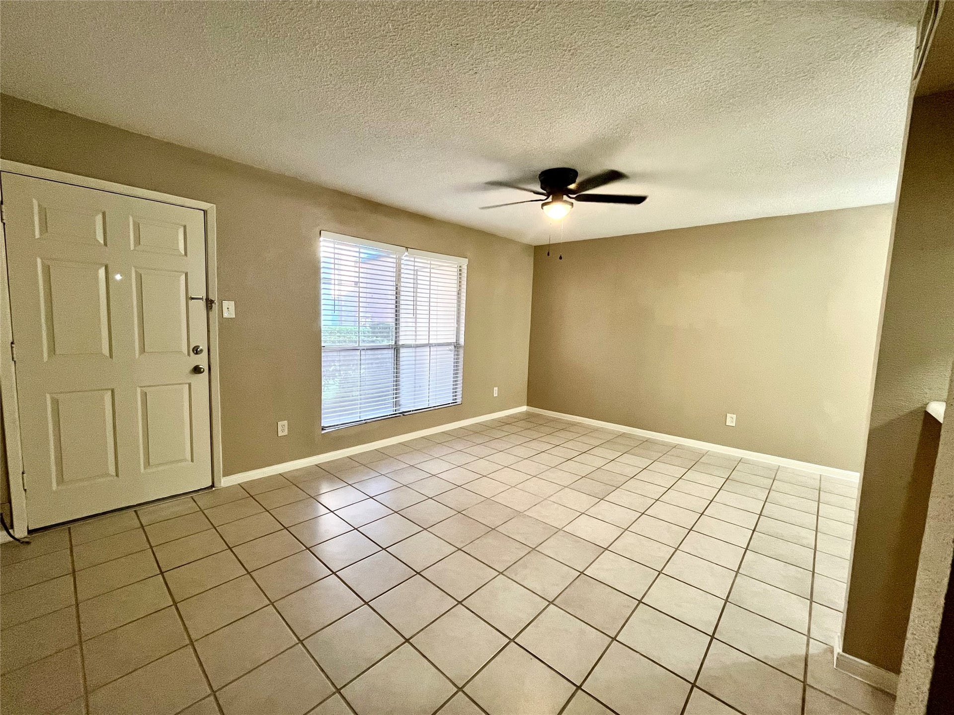 1516 Bay Area Blvd Boulevard, #H1, Houston, TX 77058 Living area