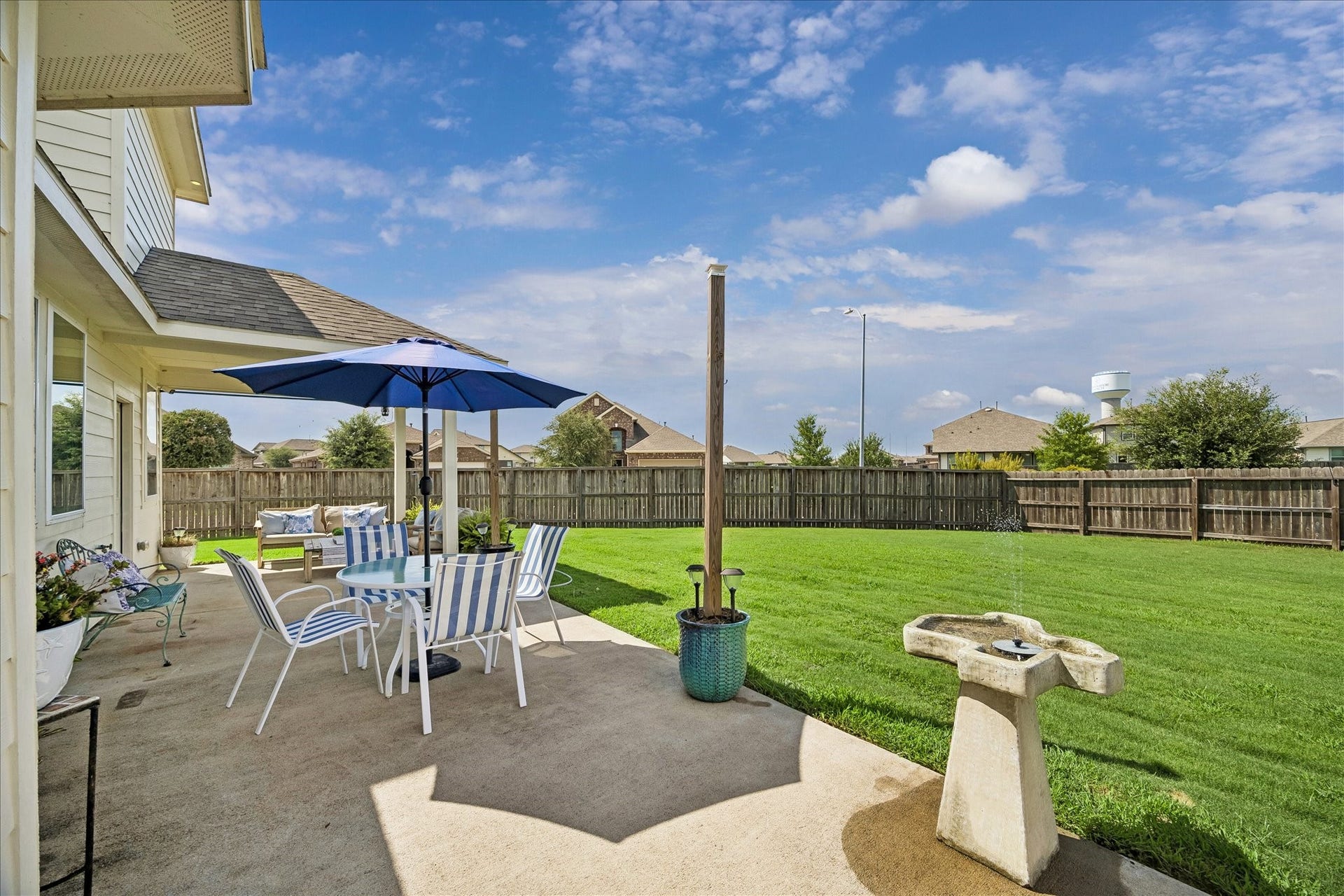 25934 Bronze Oak Court, Richmond, TX 77406 With both covered, shaded patio space and an uncovered area for sunny afternoons, this backyard setup gives you the flexibility to lounge, dine, entertain and enjoy the outdoors your way.
