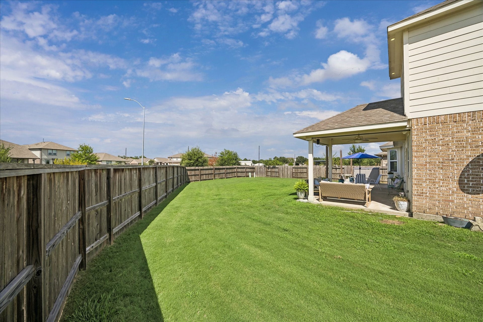 25934 Bronze Oak Court, Richmond, TX 77406 The expansive fenced backyard includes a wide side yard with plenty of room for outdoor games, pets, gardening and all the ways you love to enjoy time outside.