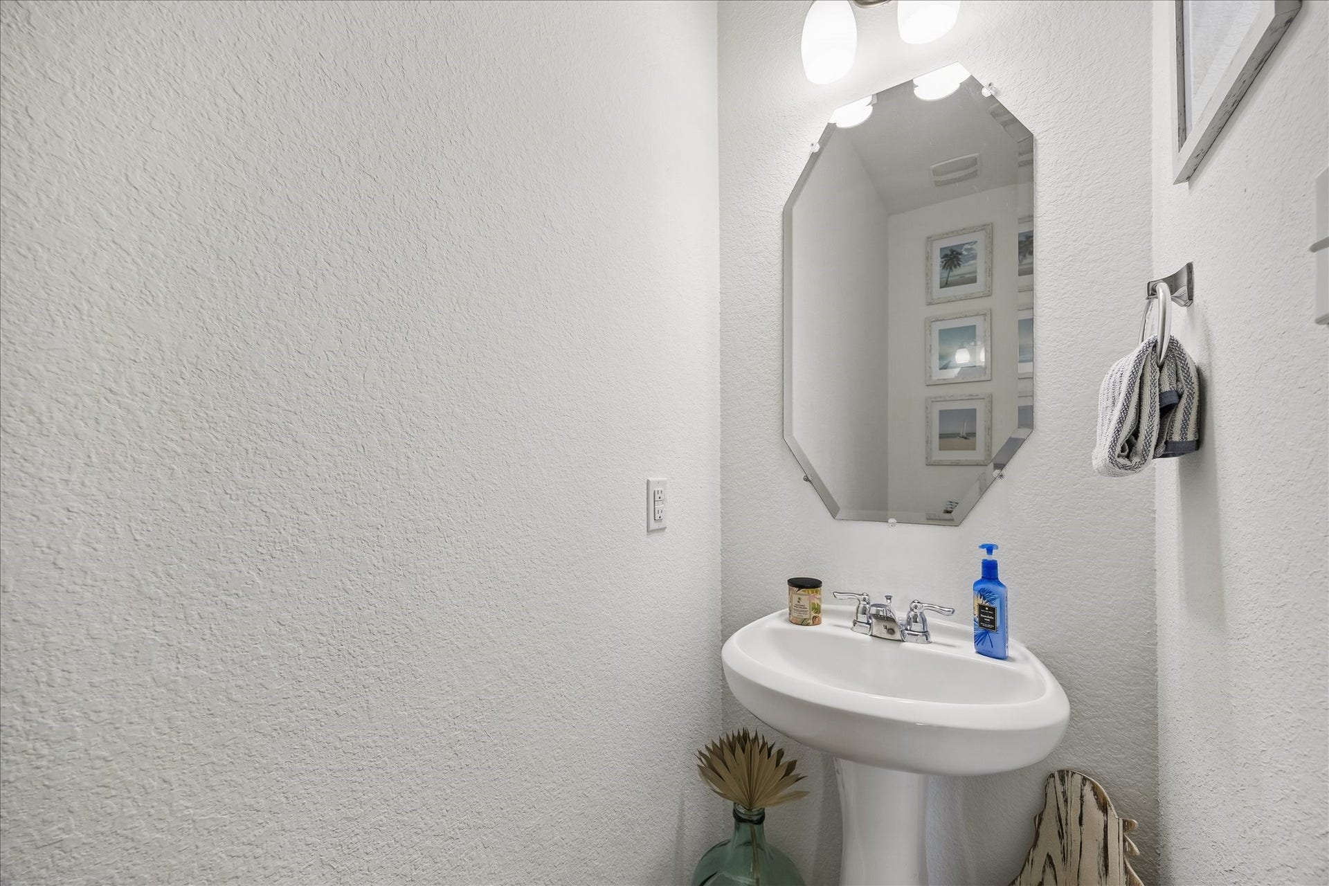 25934 Bronze Oak Court, Richmond, TX 77406 This convenient powder bathroom is perfect for guests and daily use with a classic pedestal sink and a beveled mirror with stylish vanity lights above.