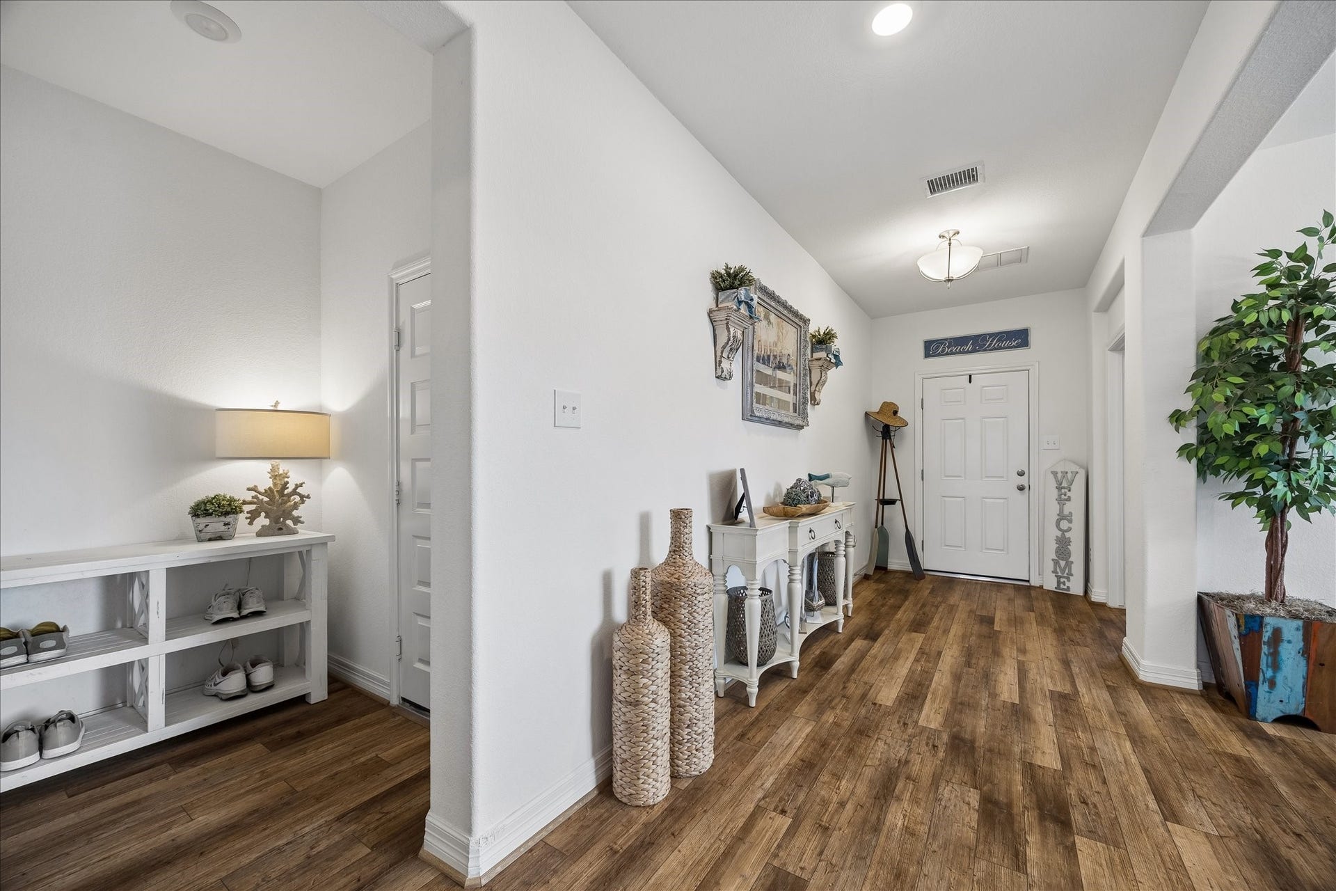25934 Bronze Oak Court, Richmond, TX 77406 Rich LVP flooring and soft neutral finishes flow from the entry throughout the first floor, creating a warm first impression and a stylish setting with plenty of room to relax and entertain.