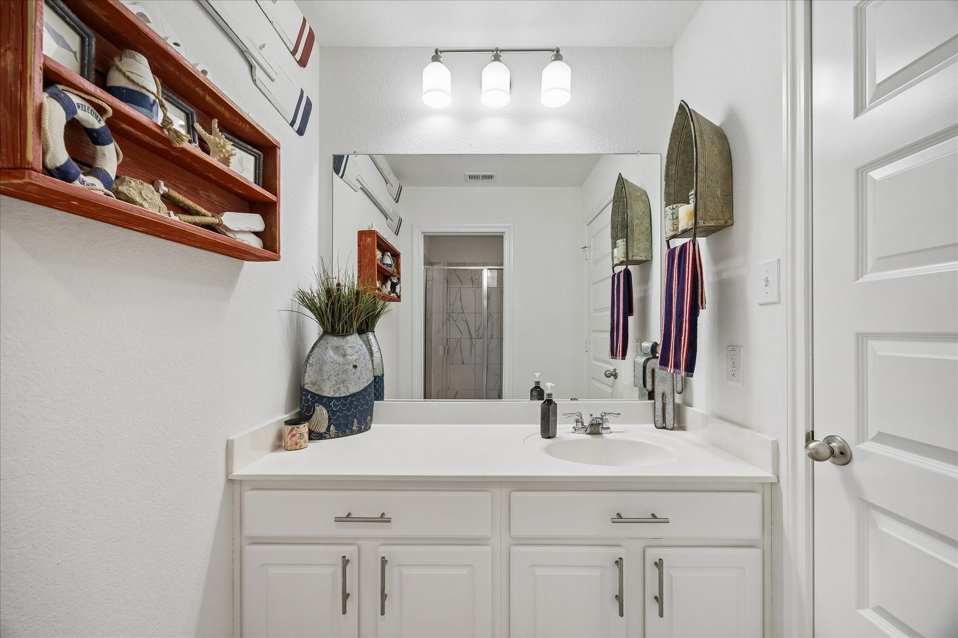 25934 Bronze Oak Court, Richmond, TX 77406 Light, bright and clean, the upstairs hall bathroom offers a spacious vanity with ample counter space and storage, plus a private water closet with a toilet and tub and shower combination that makes this bathroom easy to share.