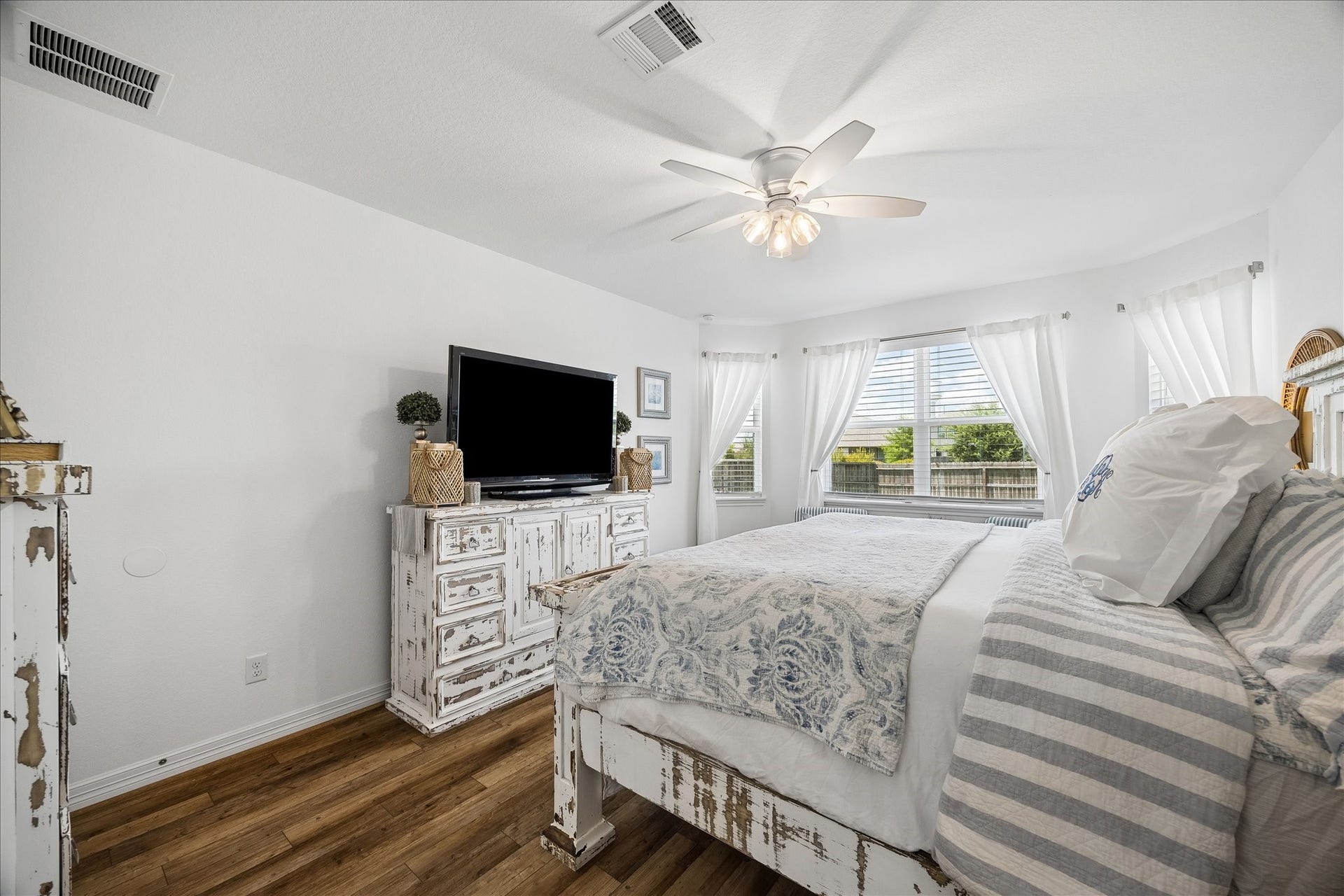 25934 Bronze Oak Court, Richmond, TX 77406 Rest and recharge in this serene owners suite, where soft natural light pours through a wall of bay windows. The spacious layout leaves plenty of room for a cozy sitting area, perfect for quiet mornings and unhurried evenings.