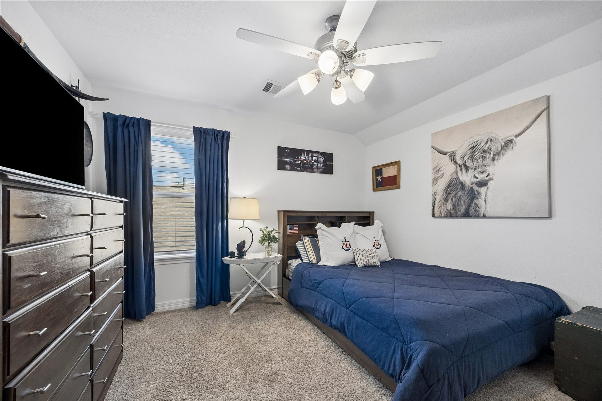 25934 Bronze Oak Court, Richmond, TX 77406 Your family and guests will rest comfortably in this spacious bedroom with soft neutral finishes, a walk-in closet and easy access to a full bathroom.