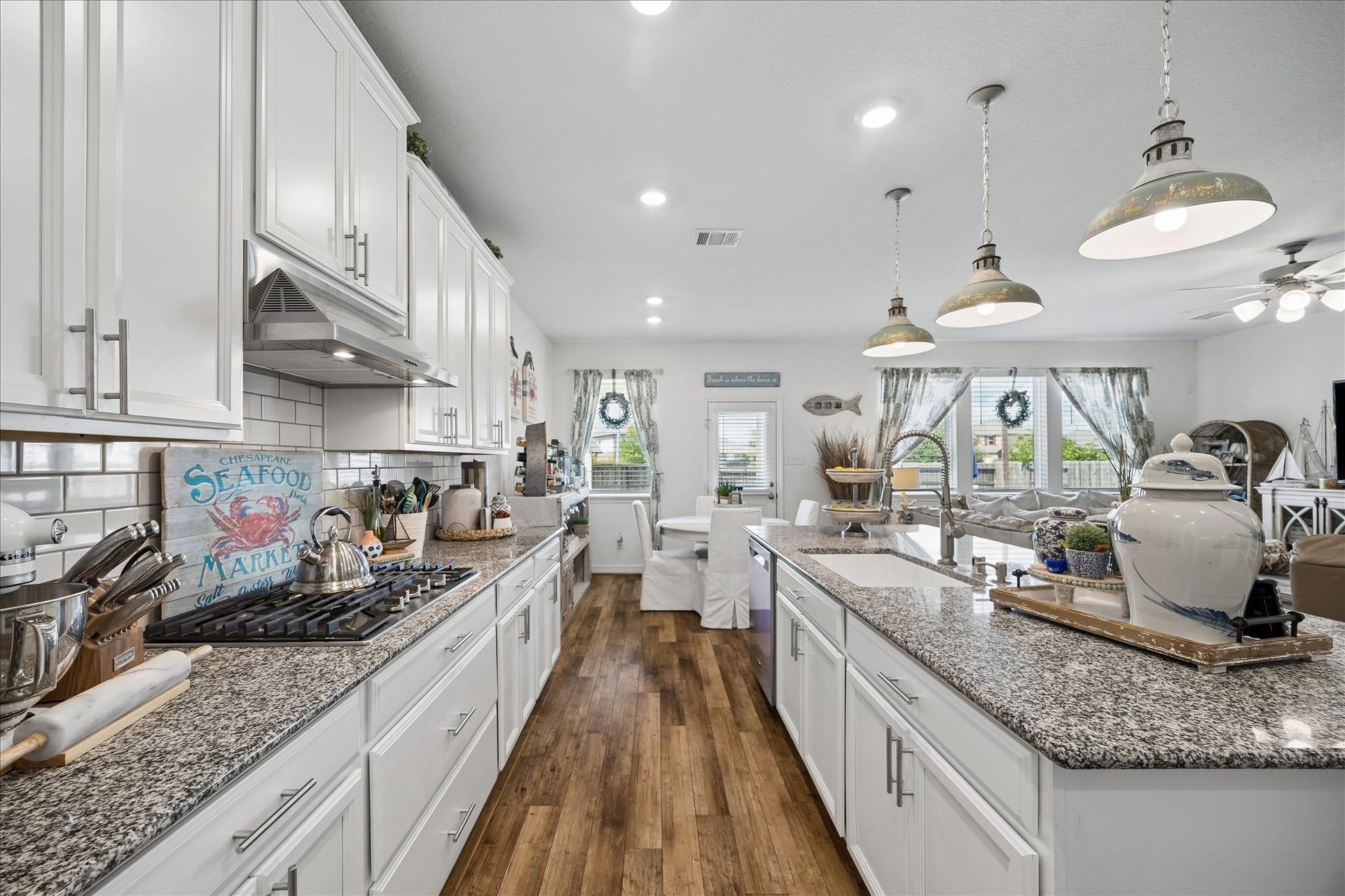 25934 Bronze Oak Court, Richmond, TX 77406 Cook, serve and never miss a beat in this spotless open kitchen, where the spacious layout flows easily into the casual dining area and family room. Abundant cabinetry and granite work surfaces give you plenty of room to prep, gather and enjoy life at home.
