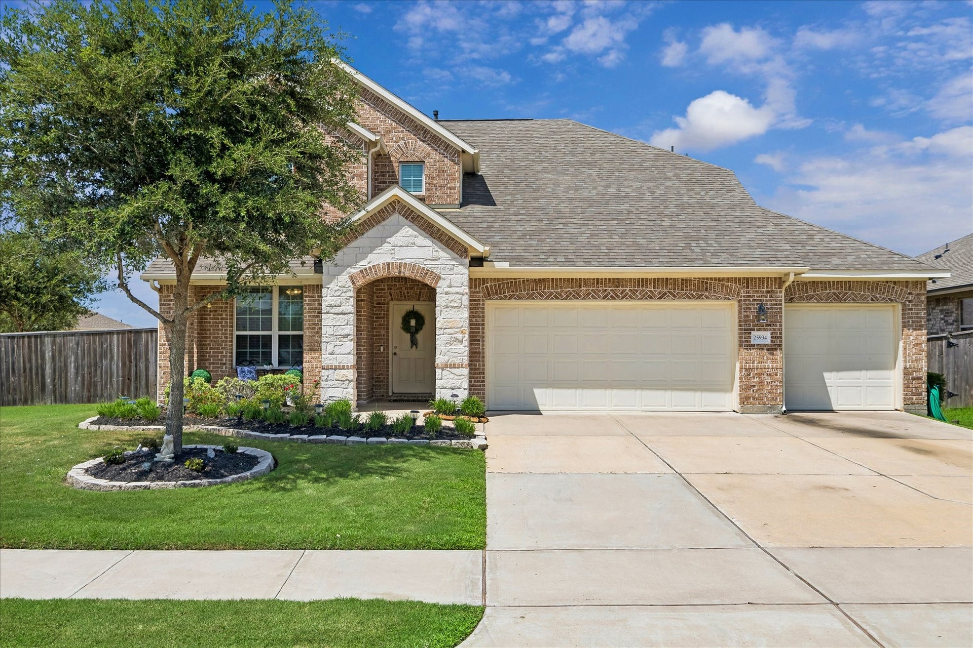 25934 Bronze Oak Court, Richmond, TX 77406 Come experience the space, style and easy lifestyle this Ashton Woods home in Creekside Ranch offers, with 4 bedrooms, 3 1/2 baths, a private study, formal dining, game and media rooms, a 3-car garage, covered patio and an expansive .262-acre corner lot backing to a greenbelt. Add the neighborhood pool, park, playground and trails, and suddenly, this feels like home.