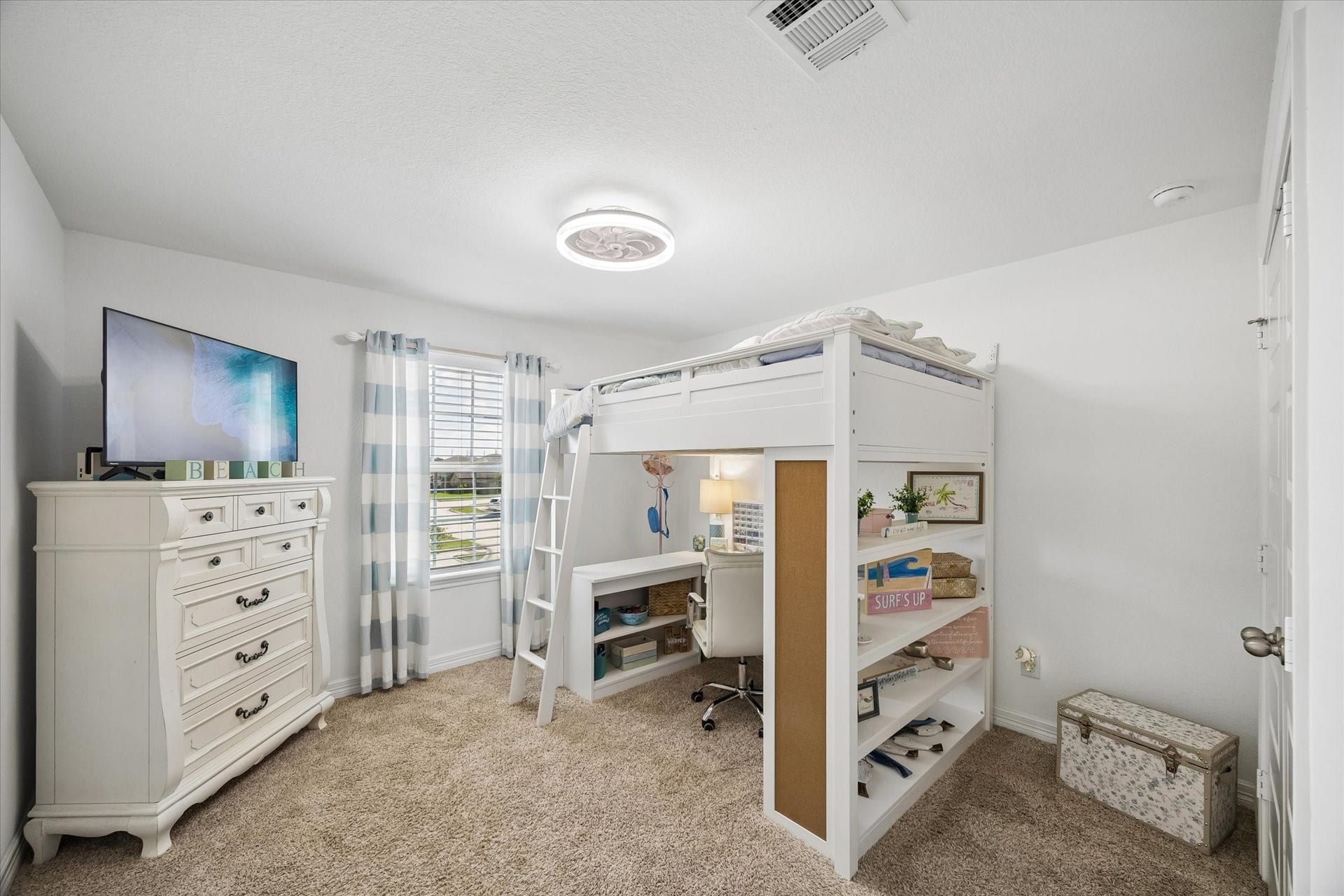 25934 Bronze Oak Court, Richmond, TX 77406 This roomy guest suite offers a comfortable place to rest and recharge with soft neutral finishes, a wide closet for excellent storage, a super modern ceiling fan and ensuite access to a private full bathroom.