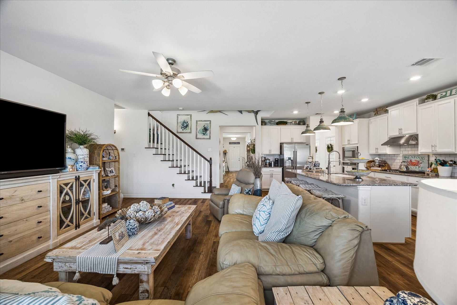 25934 Bronze Oak Court, Richmond, TX 77406 This spacious family room has a comfortable, casual vibe that sets the tone for relaxed weeknights, lazy weekends and lively get togethers with friends and family.