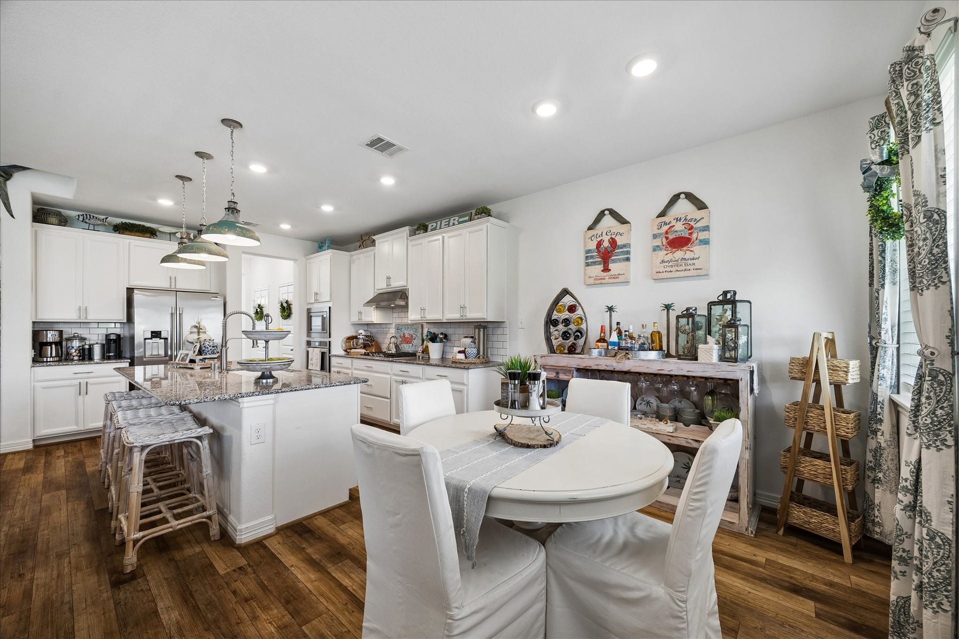 25934 Bronze Oak Court, Richmond, TX 77406 Enjoy morning coffee and corn flakes in this light filled breakfast area, where the open connection to the kitchen and family room keeps everyday routines comfortable, casual and connected.