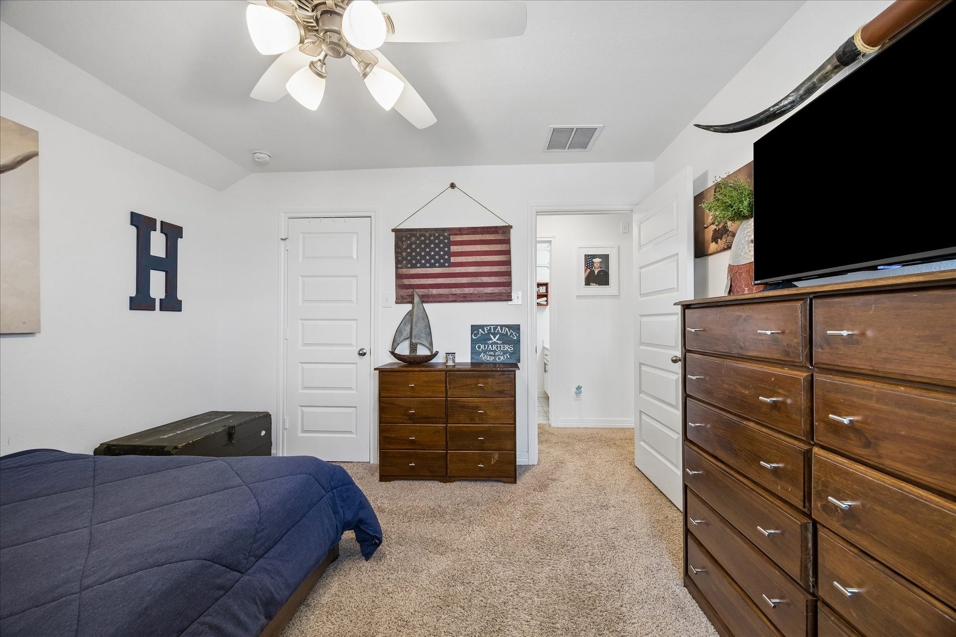 25934 Bronze Oak Court, Richmond, TX 77406 With room to stretch out and relax, this spacious bedroom offers a comfortable, inviting place to call their own, complete with a walk-in closet and easy access to a full bathroom.