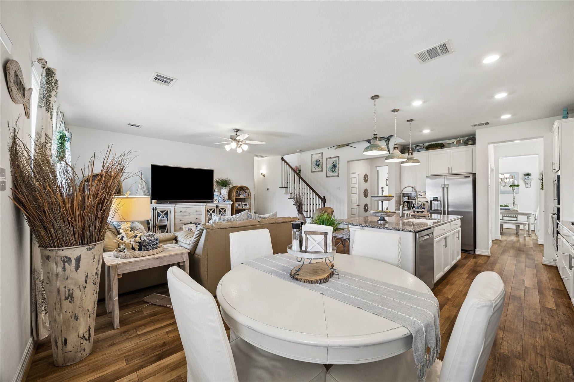 25934 Bronze Oak Court, Richmond, TX 77406 Breakfast, lunch or dinner, this spacious casual dining area is ready for everyday meals, weekend brunches and easy conversation with the kitchen and family room just steps away.