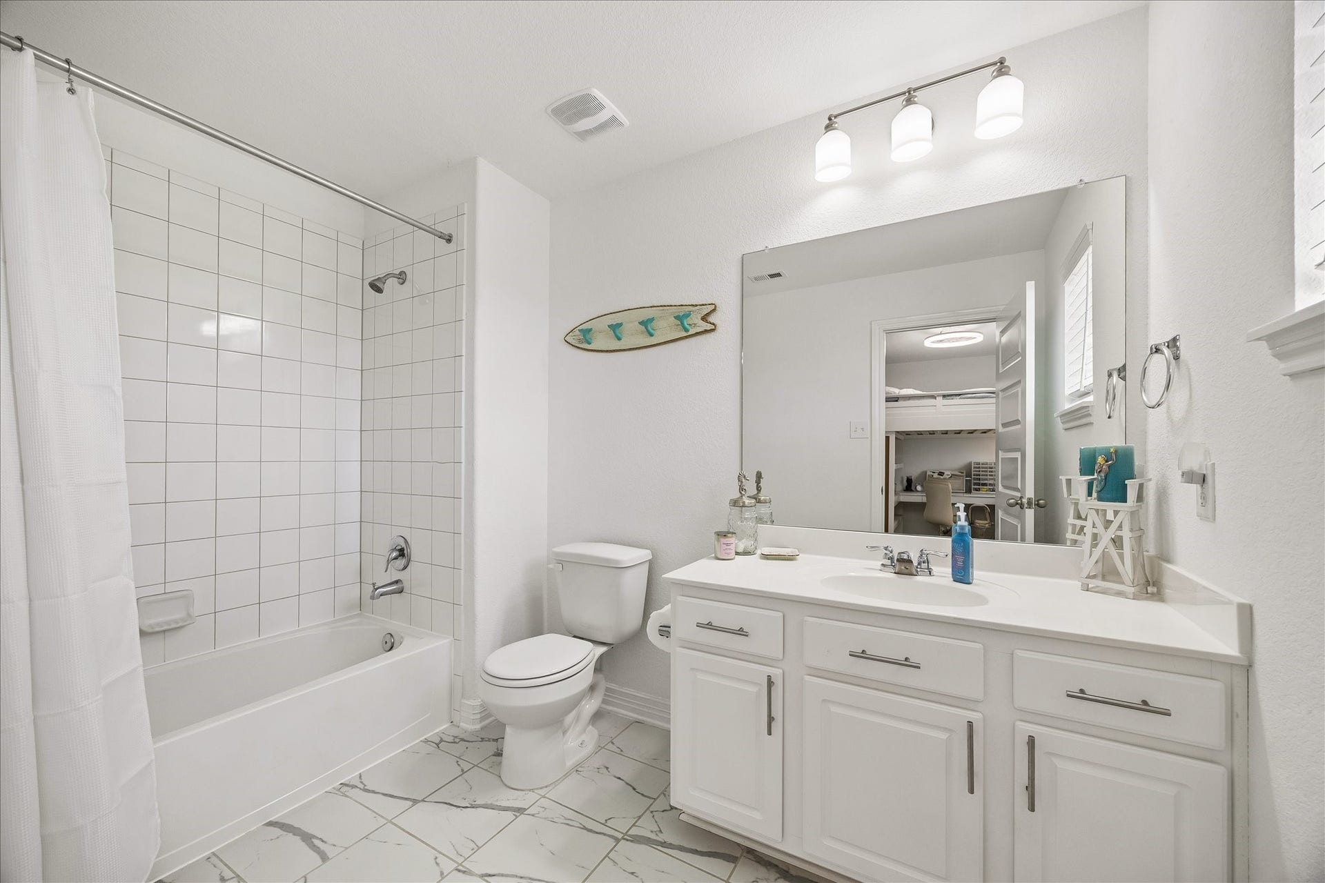 25934 Bronze Oak Court, Richmond, TX 77406 Family and overnight visitors will appreciate the privacy and convenience of their own ensuite bathroom, complete with a tub and shower combination, a roomy vanity and bright, easy care finishes.