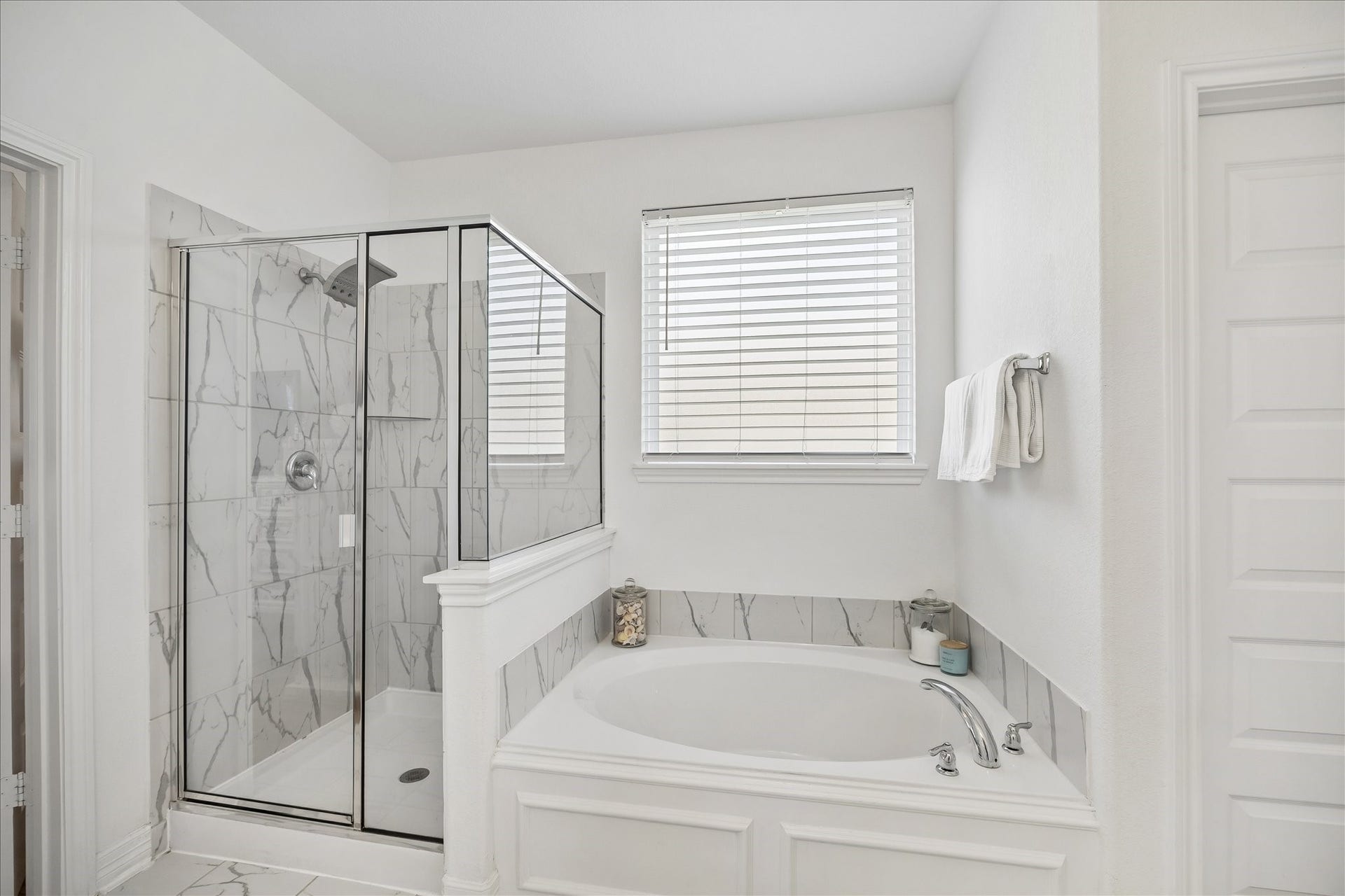25934 Bronze Oak Court, Richmond, TX 77406 Whether you are soaking in a bubble filled tub or enjoying a quick rinse in the separate walk-in shower, this spa-like ensuite makes it easy to relax and refresh in comfort.