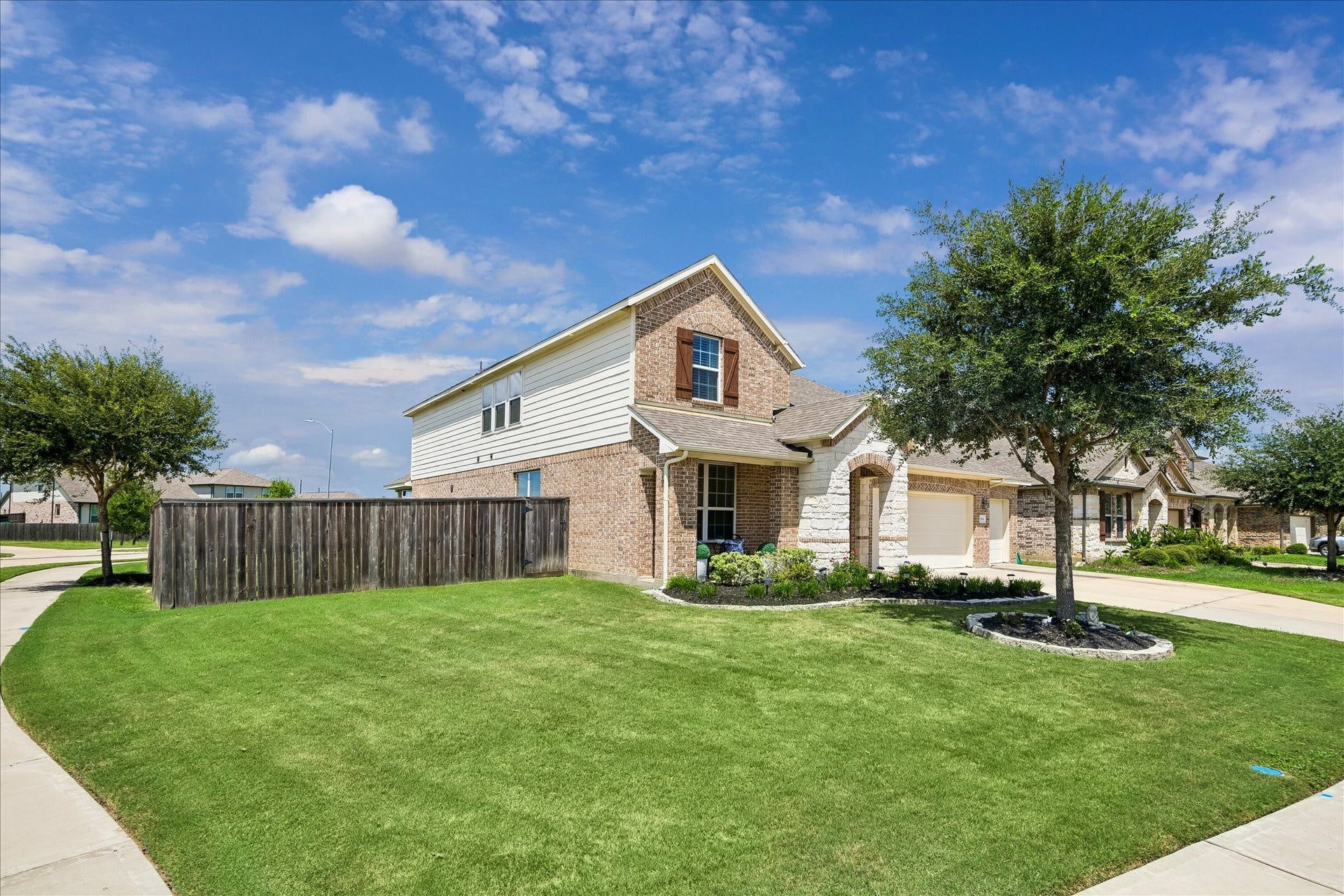25934 Bronze Oak Court, Richmond, TX 77406 Set on a spacious .262 acre corner lot along a quiet cul-de-sac street, this home backs to a greenbelt and offers a wide side yard for extra privacy, breathing room and more space to enjoy outdoors.